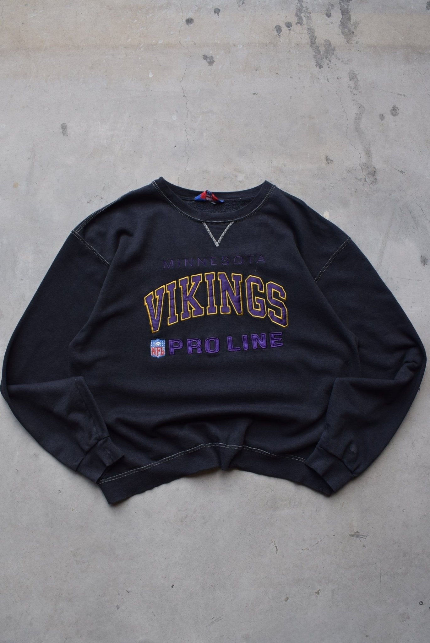 Champion Pro-Line x NFL Minnesota Vikings Black Embroidered Crewneck — 1990s (XL/XXL) - Retrospective Store