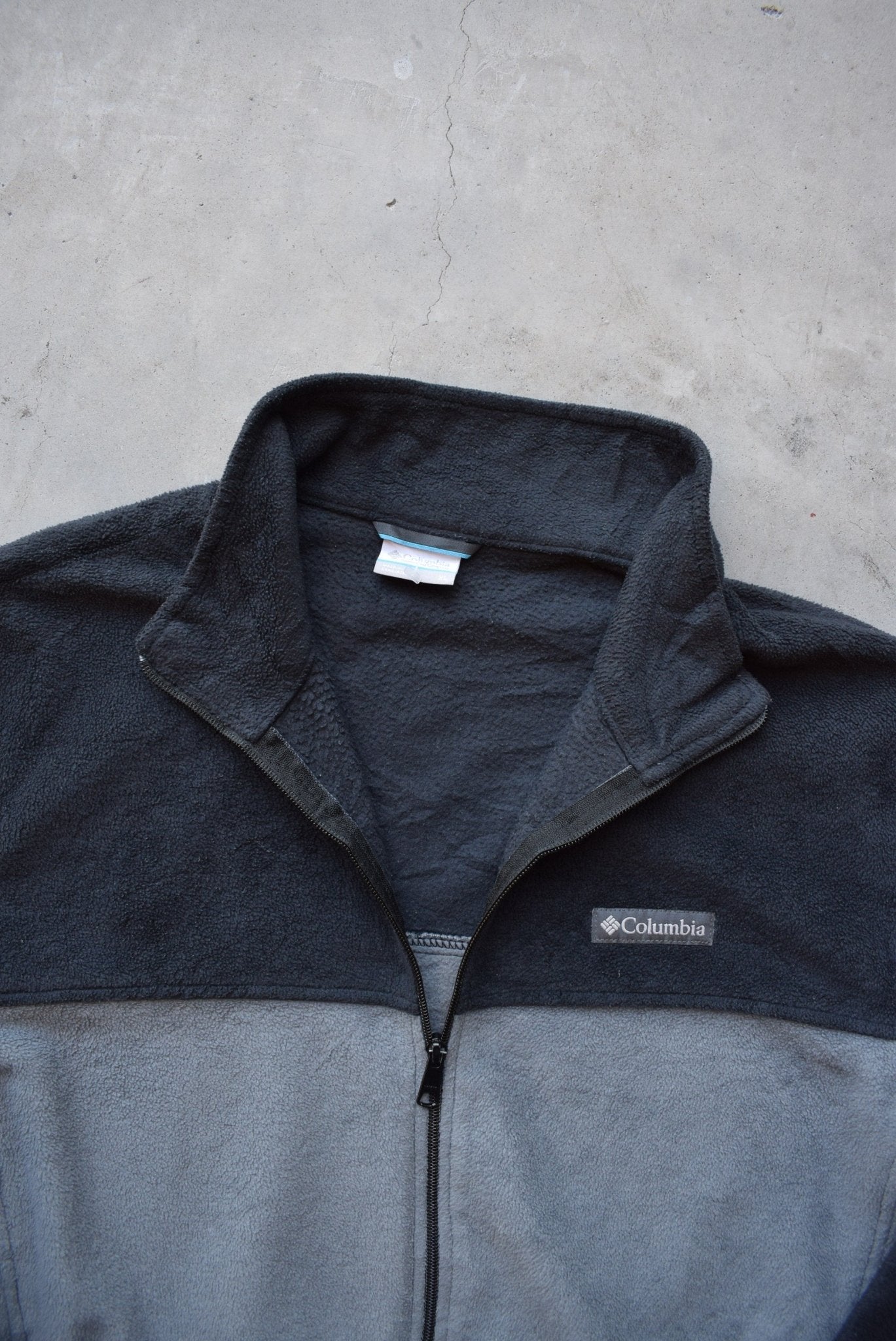 Columbia Black & Grey Embroidered Fleece Jacket — 2000s (XL) - Retrospective Store