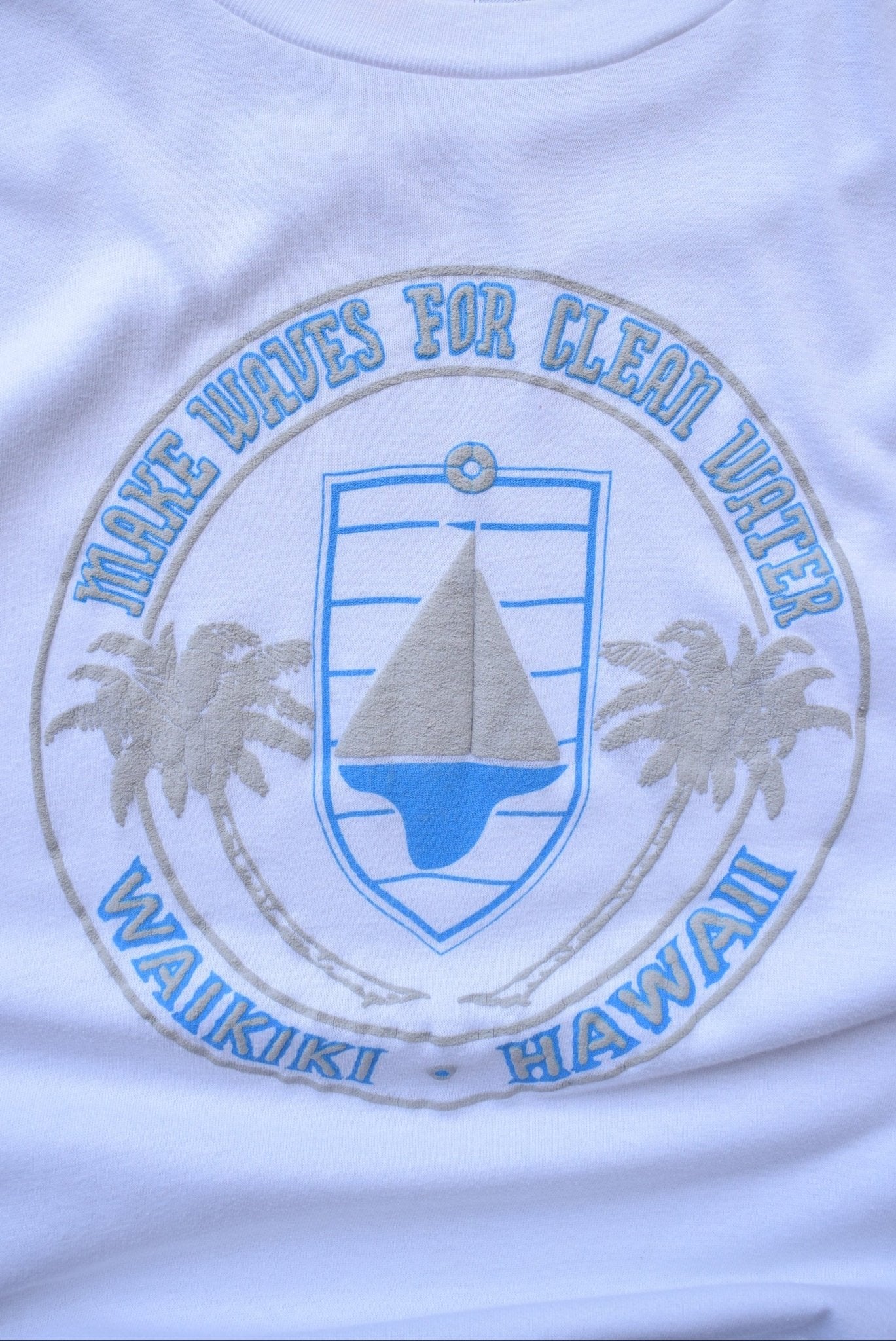 Hawaii Waikiki White Graphic Tee — 2000s (L) - Retrospective Store