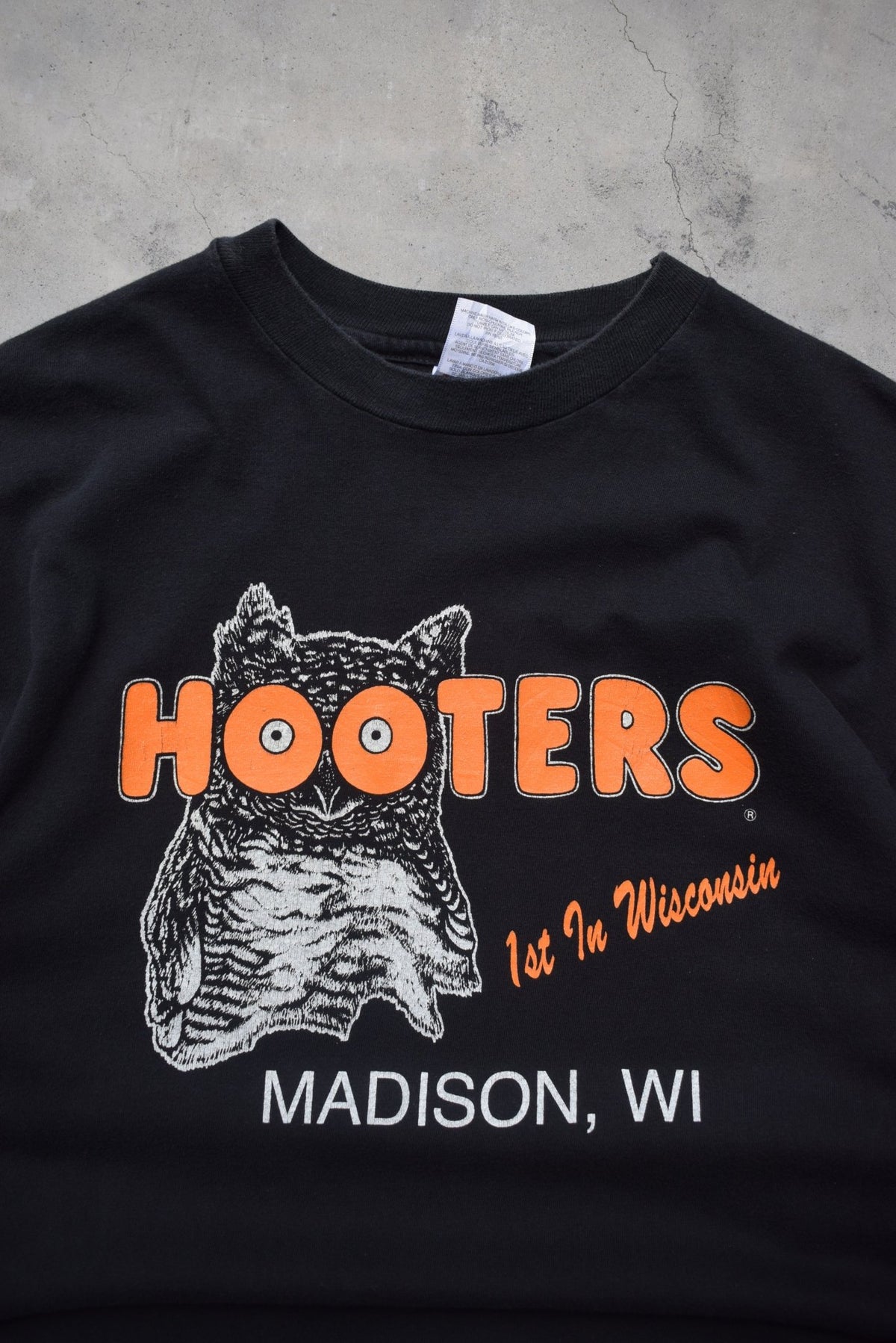 Hooters Black Long Sleeve Graphic Tee — 1990s (M) - Retrospective Store