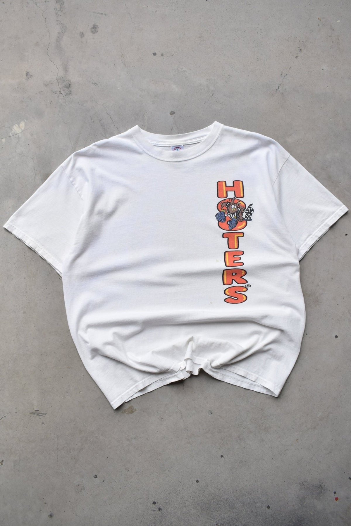 Hooters Racing 'Pit Crew' White Graphic Tee — 2000s (XL) - Retrospective Store