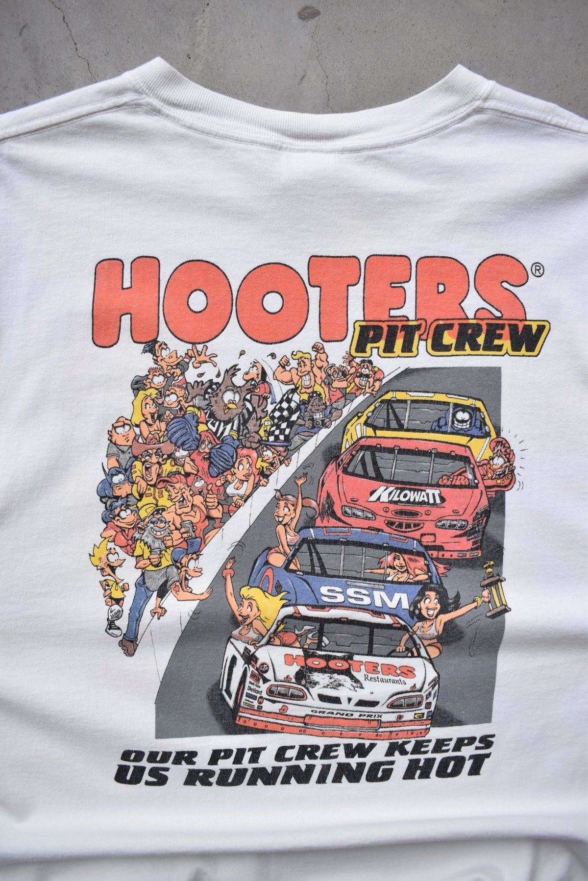 Hooters Racing 'Pit Crew' White Graphic Tee — 2000s (XL) - Retrospective Store