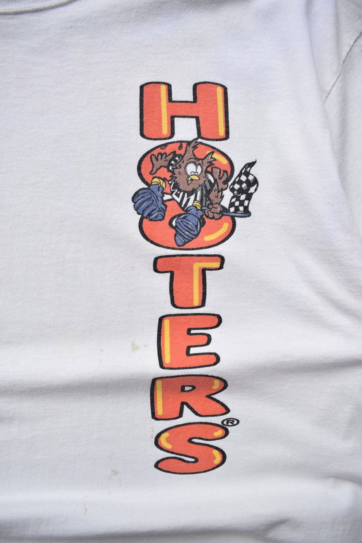 Hooters Racing 'Pit Crew' White Graphic Tee — 2000s (XL) - Retrospective Store