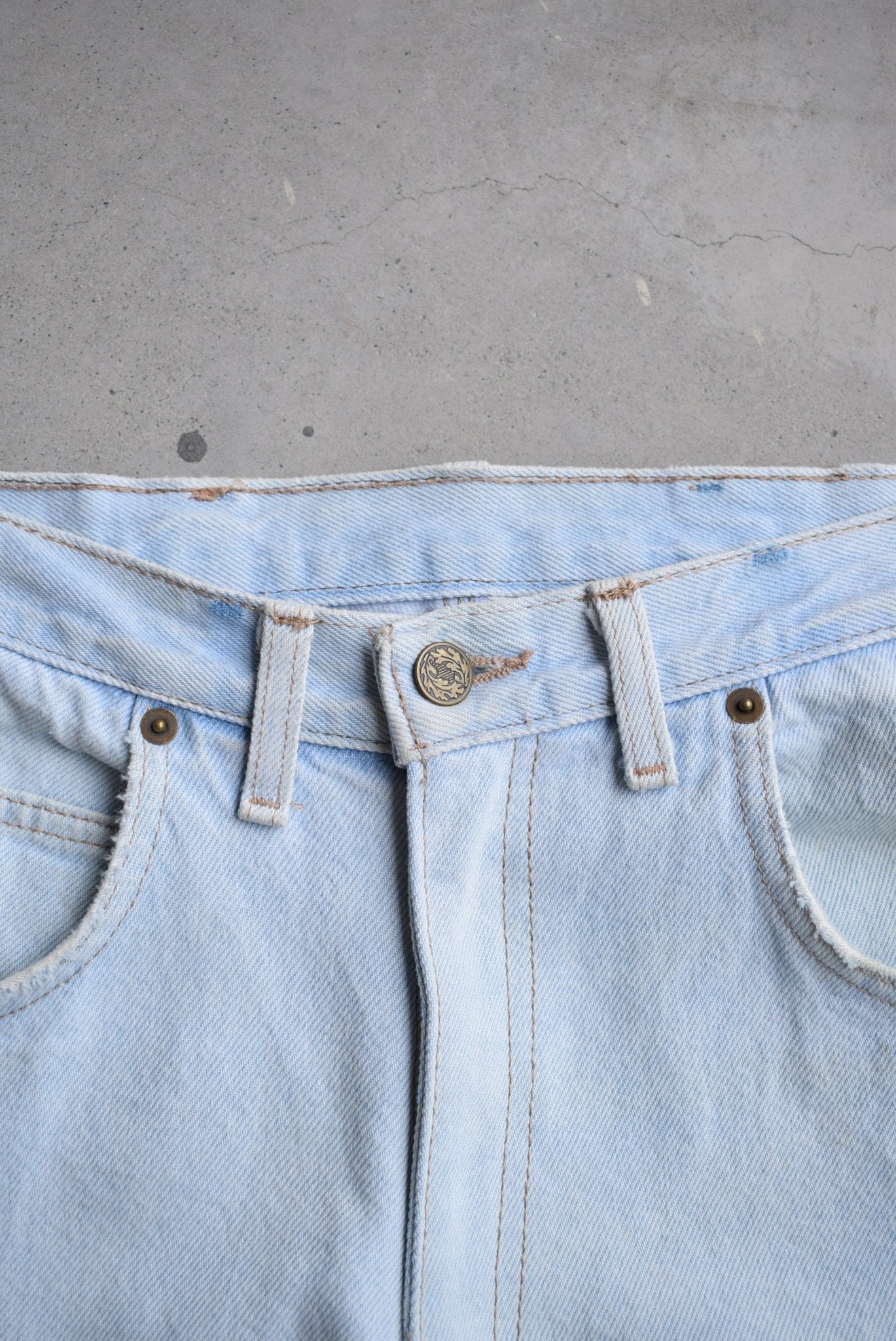 Light - Wash Denim Shorts — 2000s (28) - Retrospective Store