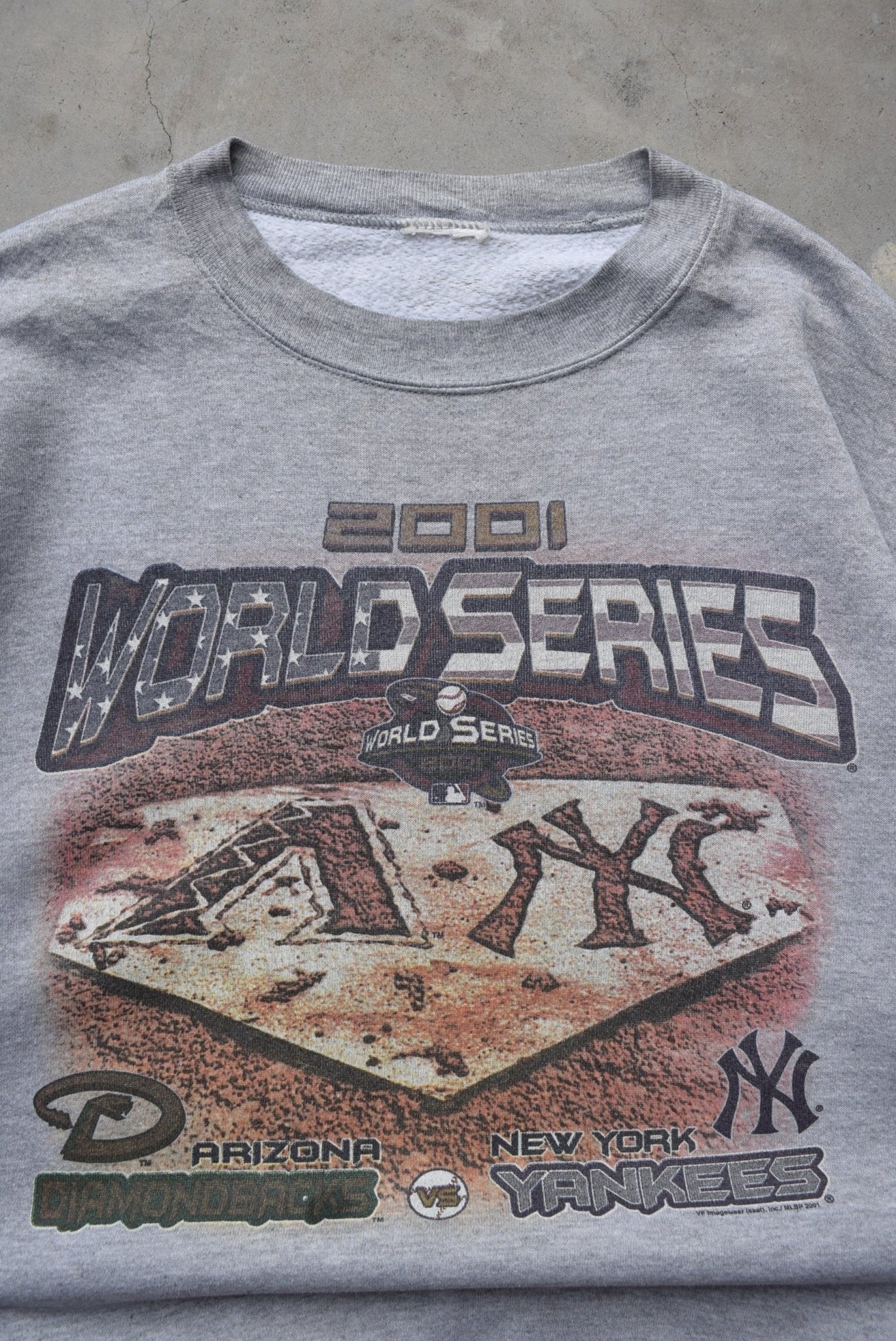 MLB New York Yankees vs. Arizona Diamondbacks Grey Graphic Crewneck — 2001 (M) - Retrospective Store