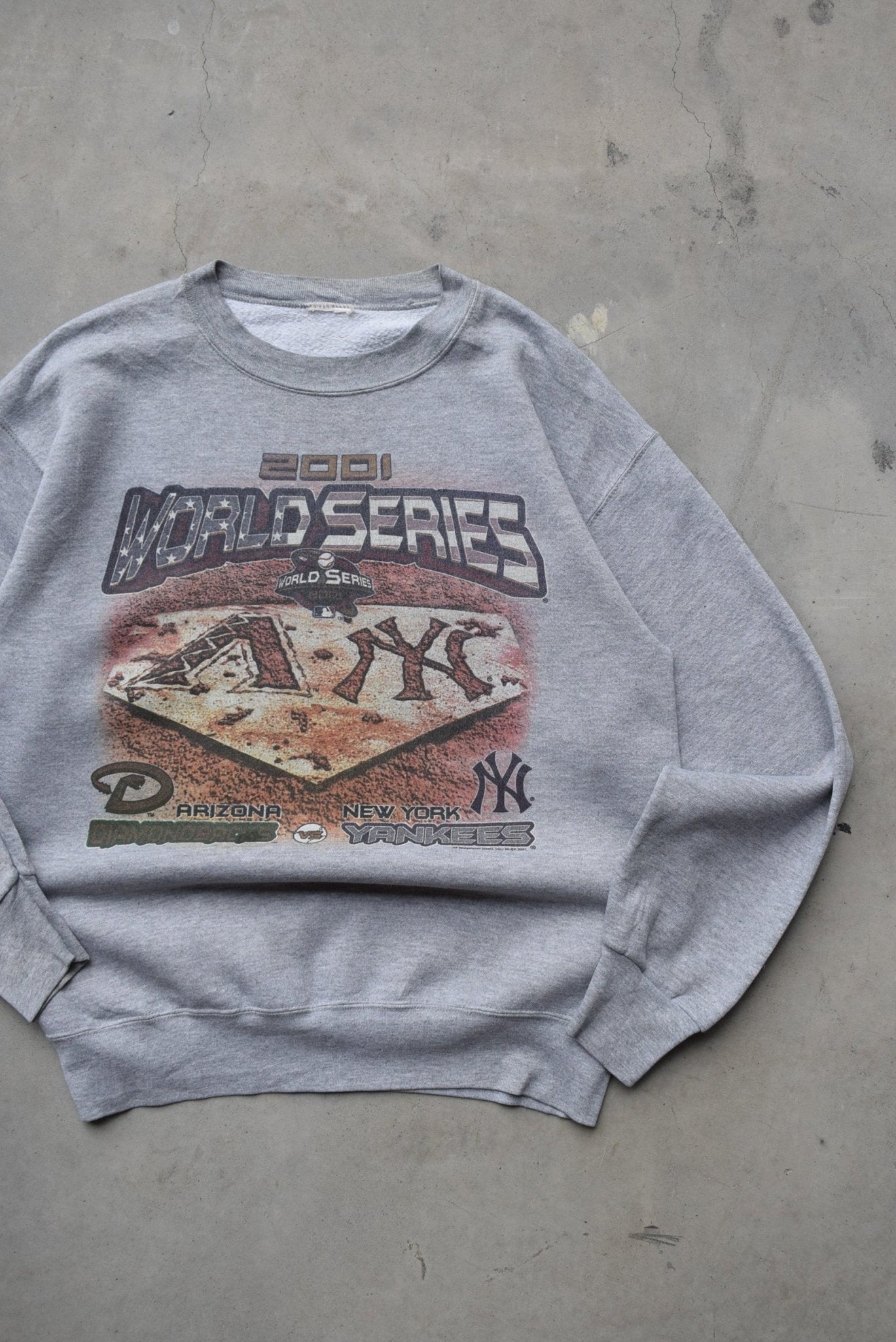 MLB New York Yankees vs. Arizona Diamondbacks Grey Graphic Crewneck — 2001 (M) - Retrospective Store