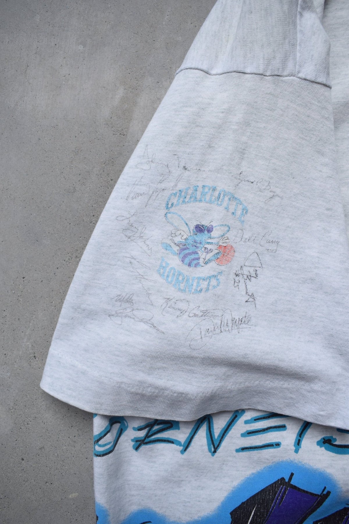 NBA Charlotte Hornets Grey Graphic Tee — 1990s (XL/XXL) - Retrospective Store