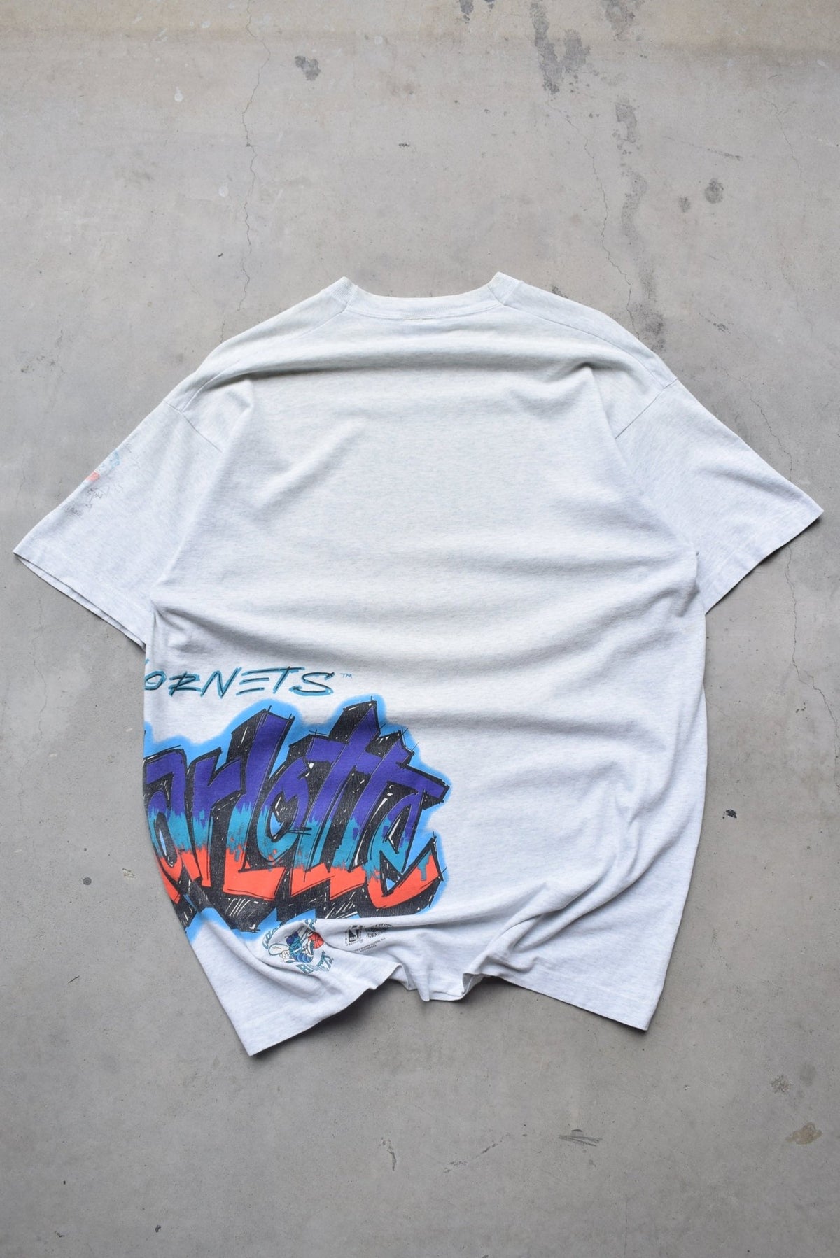 NBA Charlotte Hornets Grey Graphic Tee — 1990s (XL/XXL) - Retrospective Store