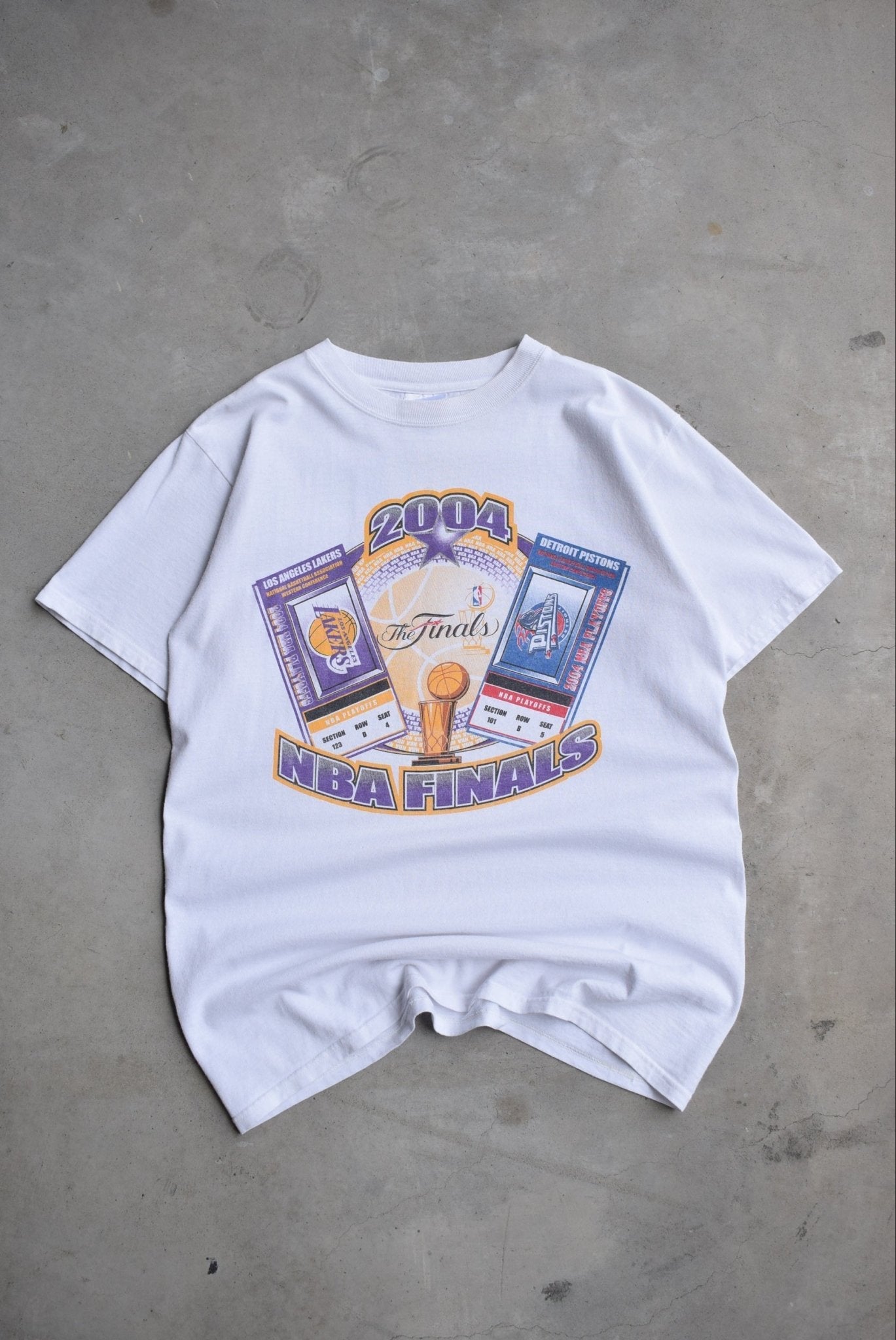 NBA Finals Lakers vs. Pistons White Graphic Tee — 2004 (M) - Retrospective Store