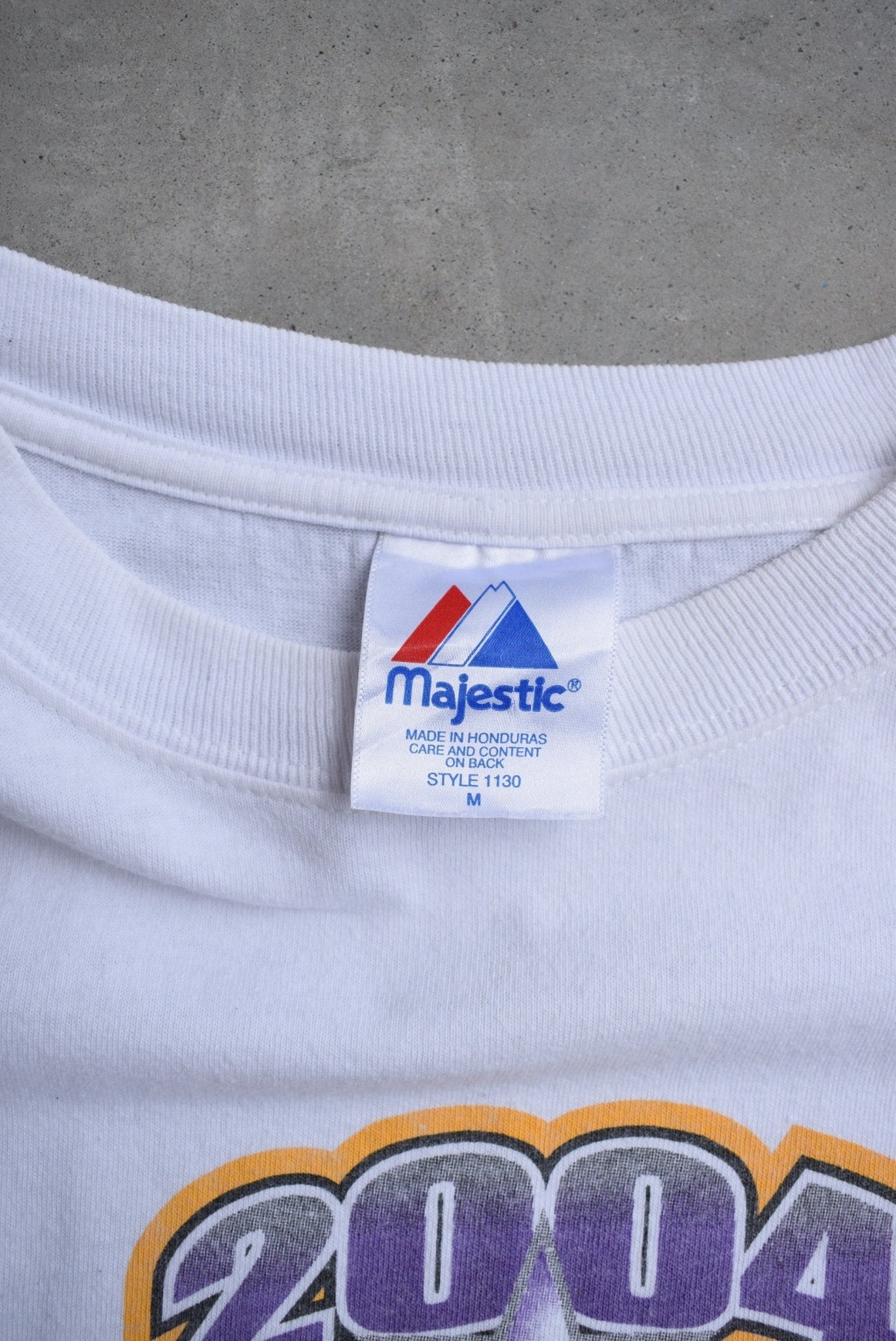 NBA Finals Lakers vs. Pistons White Graphic Tee — 2004 (M) - Retrospective Store