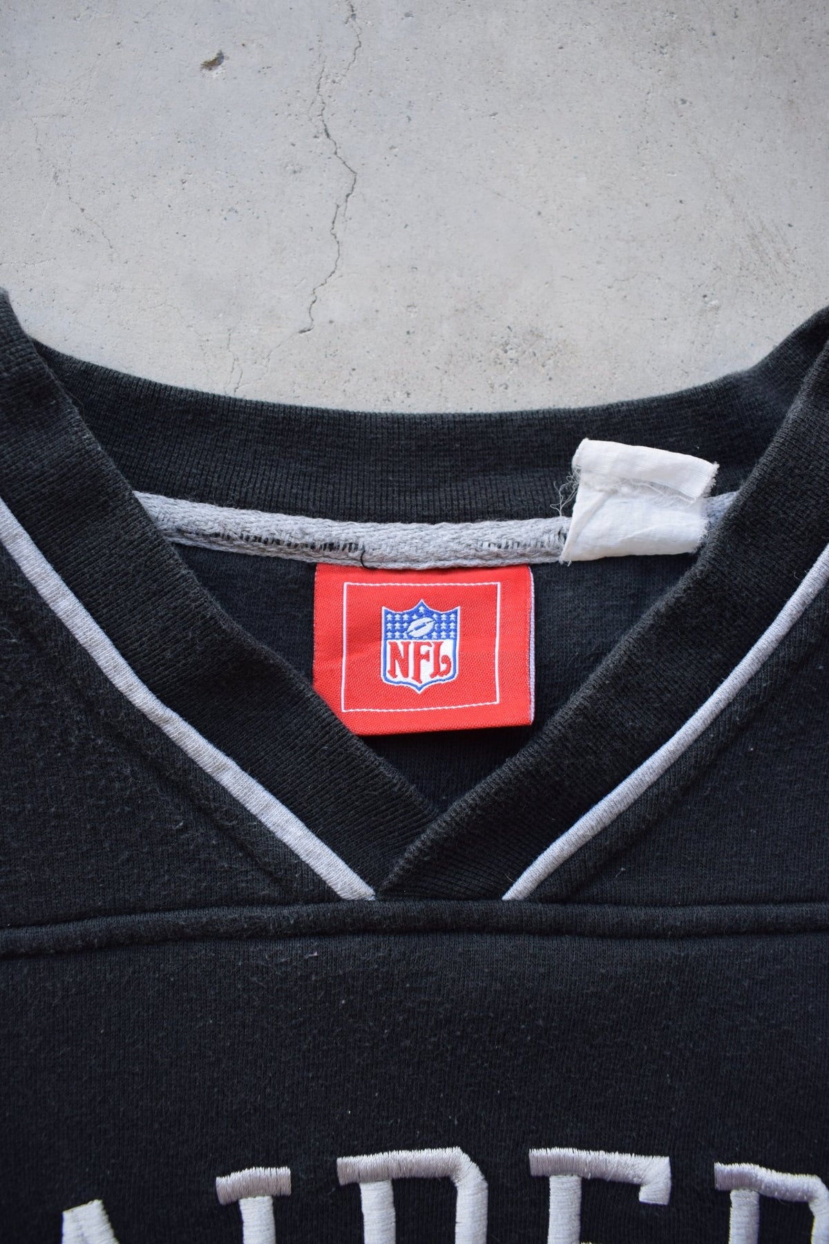 NFL Oakland Raiders Black Embroidered Spellout Crewneck — 2000s (XL/XXL) - Retrospective Store