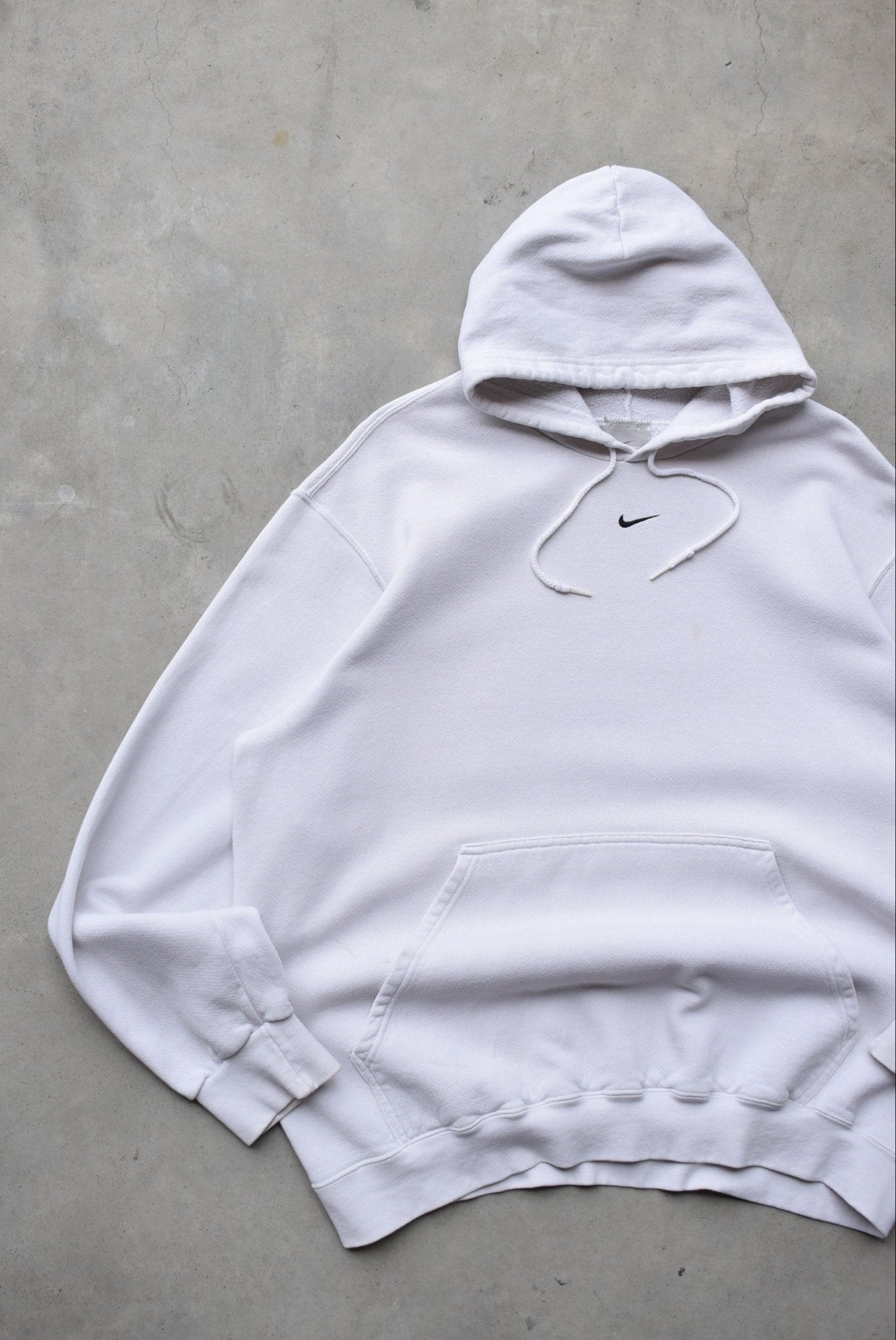 Nike White Embroidered Centre Swoosh Hoodie — 1990s (L) - Retrospective Store