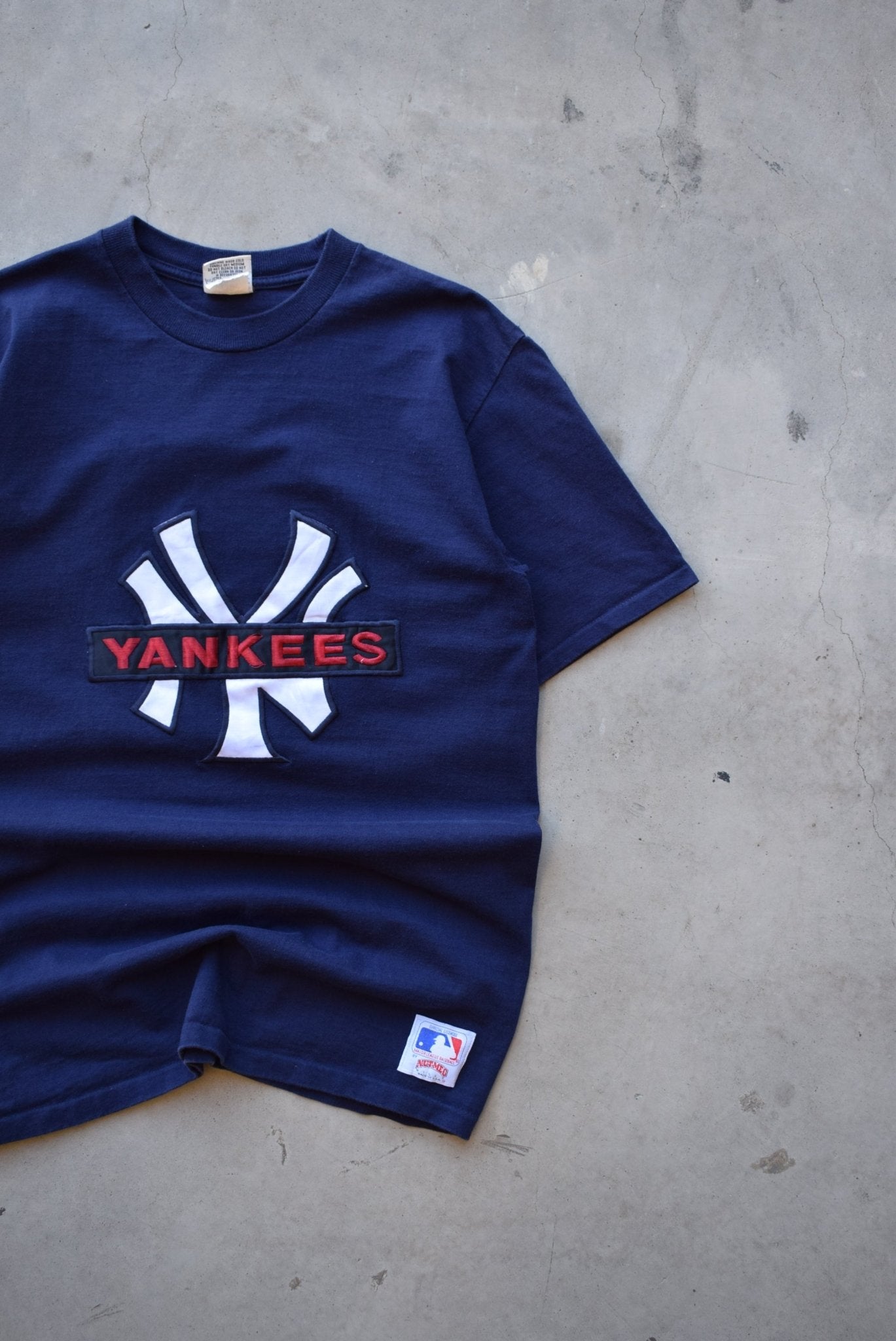 Nutmeg x MLB New York Yankees Navy Embroidered Tee — 1990s (L) - Retrospective Store