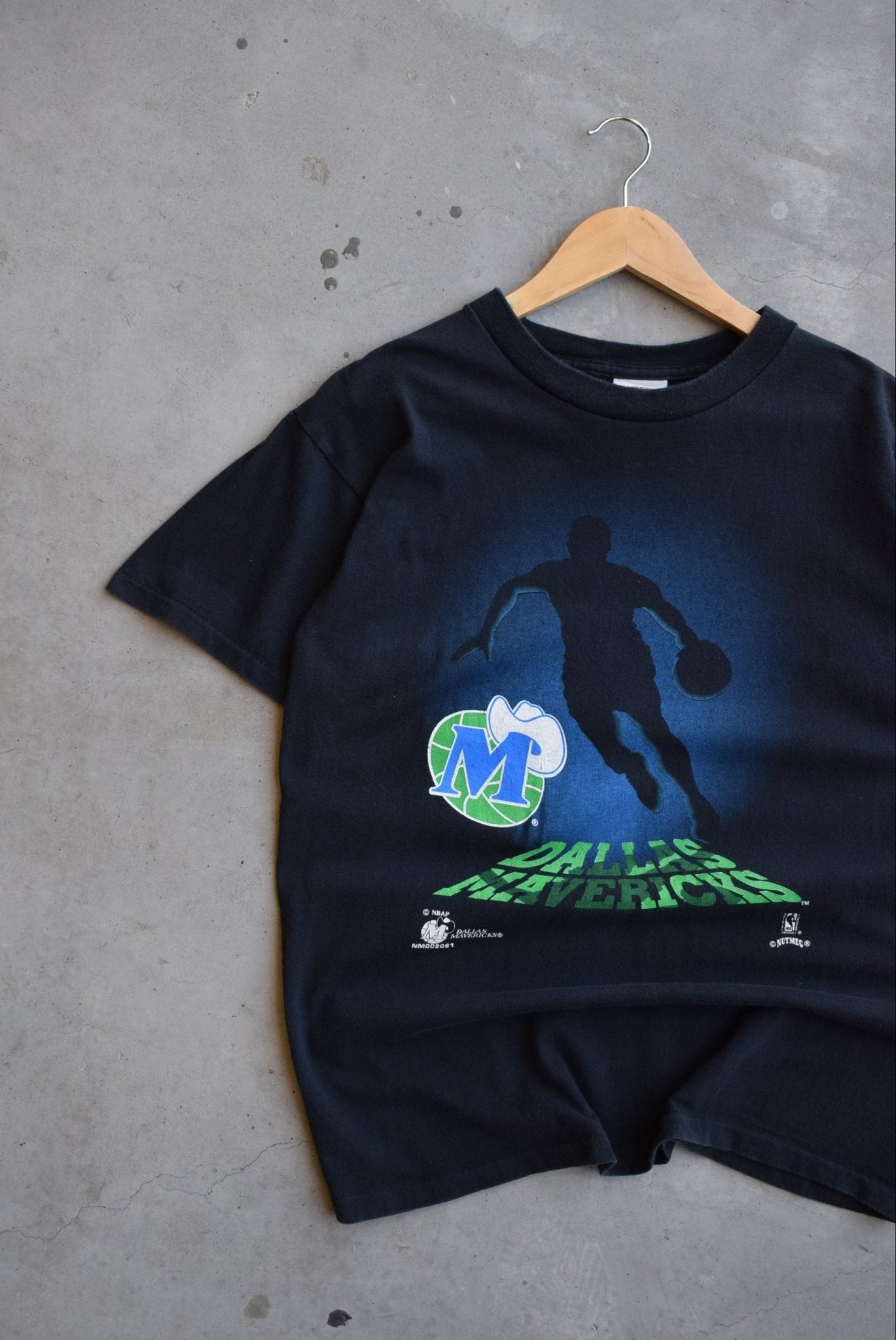 Nutmeg x NBA Dallas Mavericks Black Graphic Tee — 1990s (S) - Retrospective Store