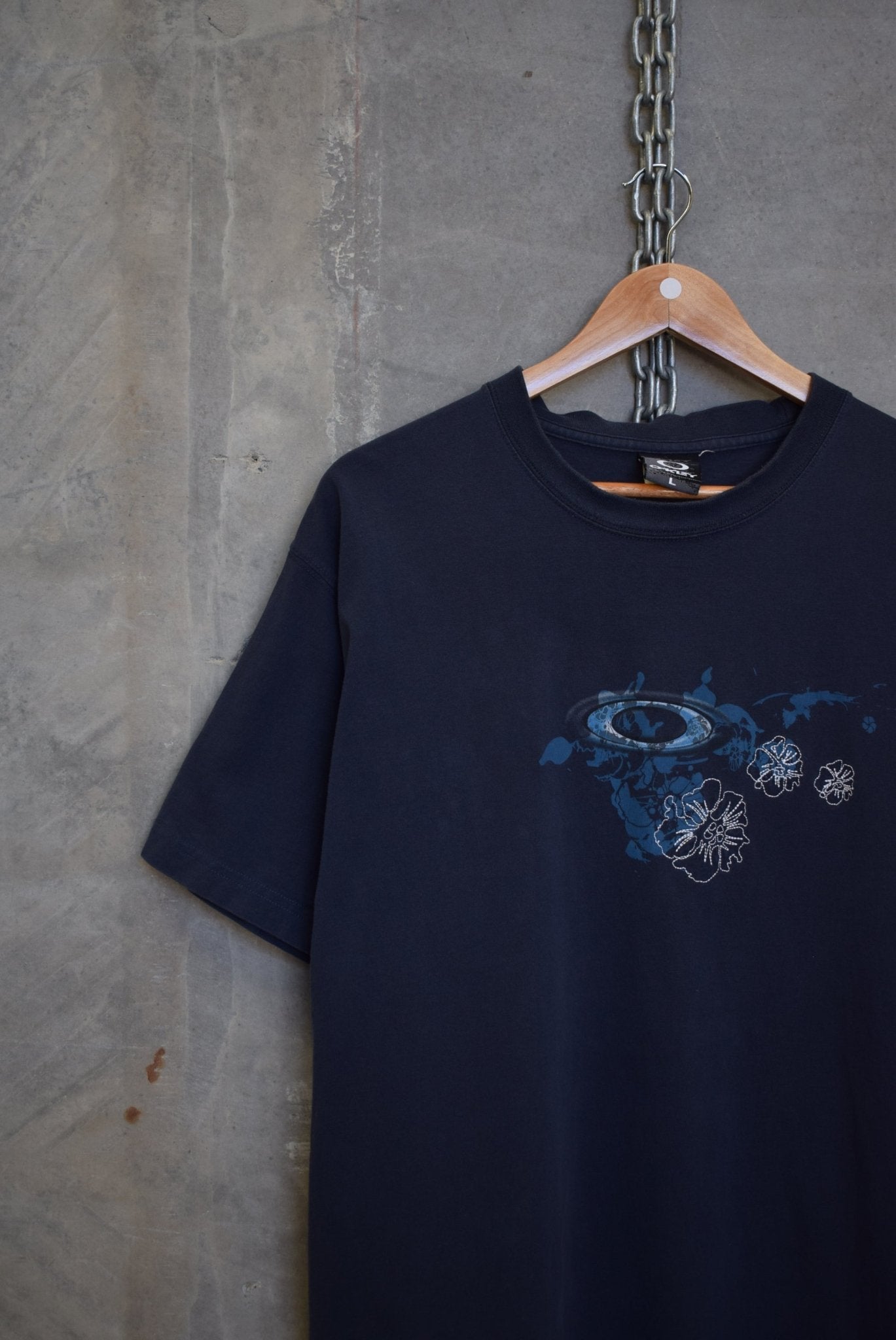 Oakley Classic Logo Tee — 2000s (L) - Retrospective Store