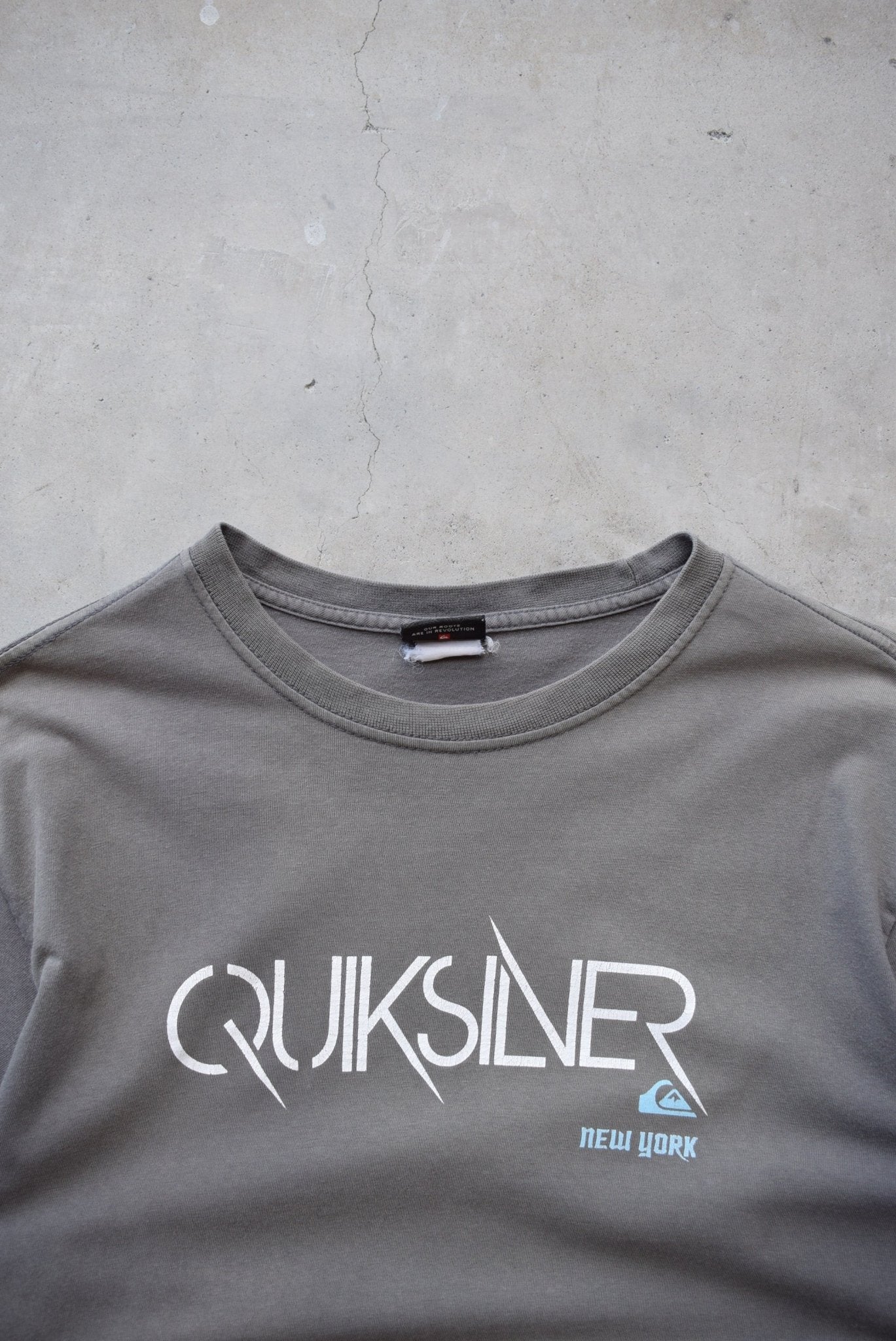 Quiksilver Grey Spellout Tee — 2000s (M) - Retrospective Store