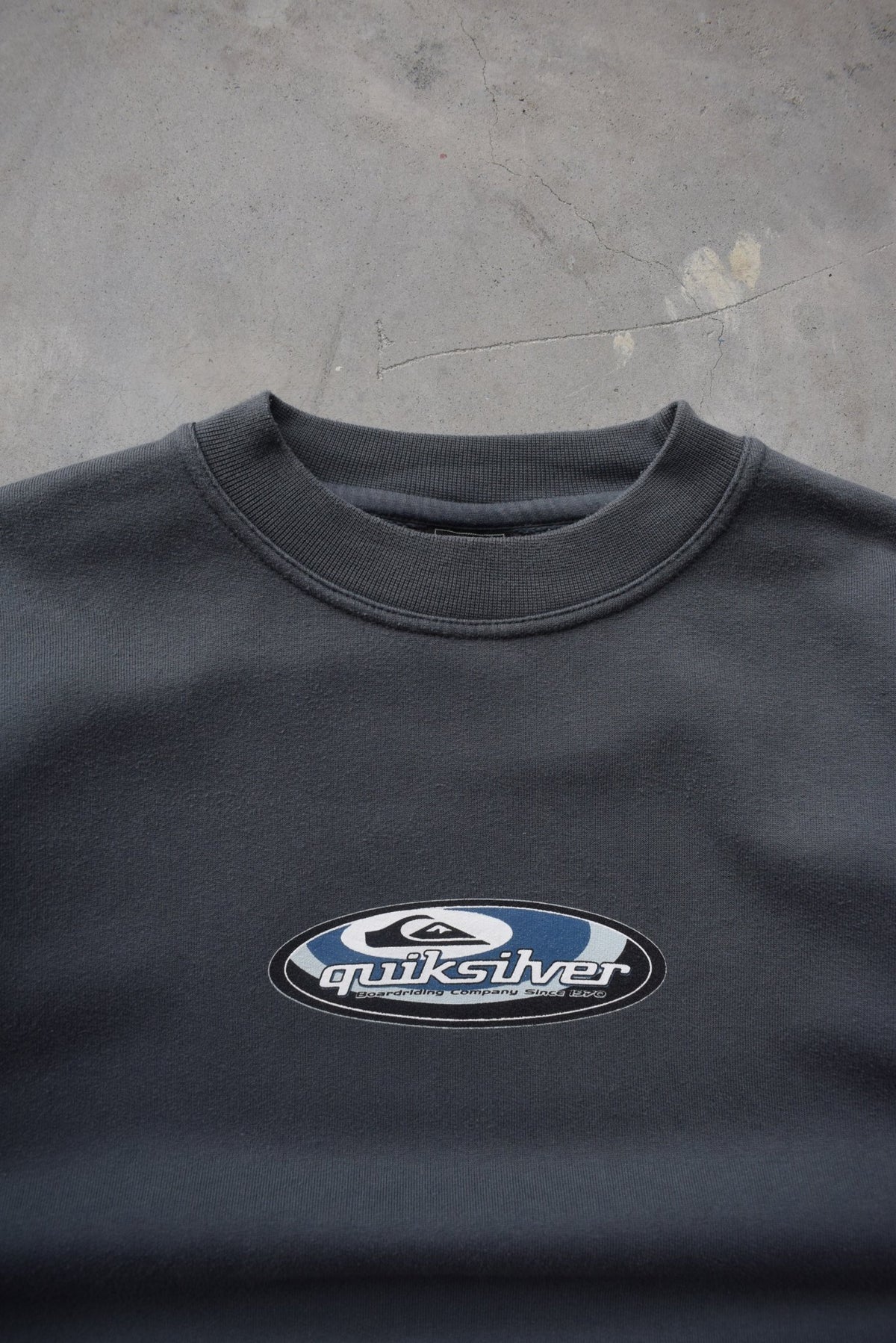 Quiksilver Surfwear Dark-Grey Spellout Crewneck — 1990s (M) - Retrospective Store