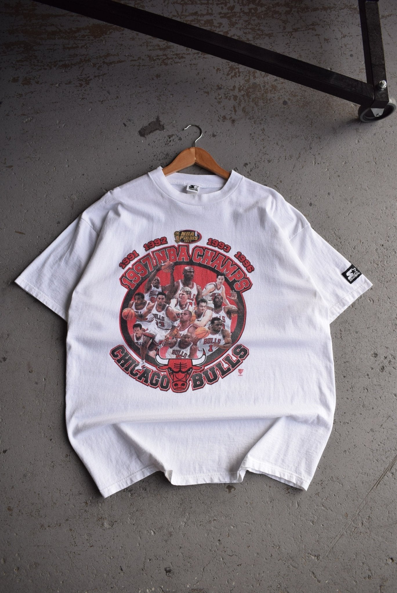 *Rare* Vintage 1997 Starter x NBA Chicago Bulls Champions Tee (XL/XXL) - Retrospective Store