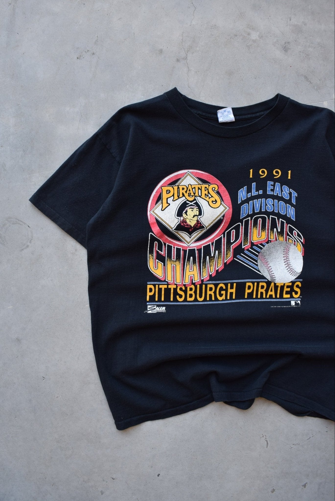 Salem x MLB Pittsburgh Pirates Champions Black Graphic Tee — 1991 (L) - Retrospective Store
