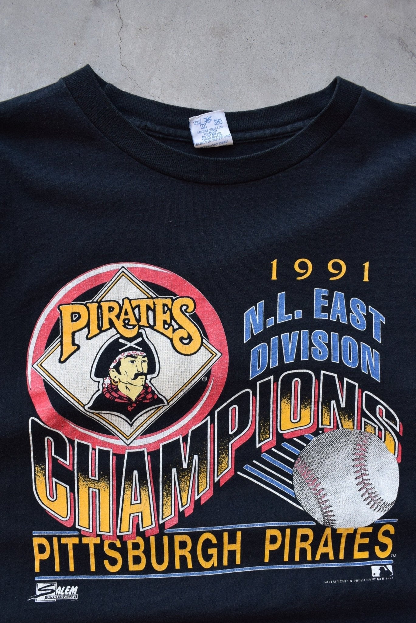 Salem x MLB Pittsburgh Pirates Champions Black Graphic Tee — 1991 (L) - Retrospective Store