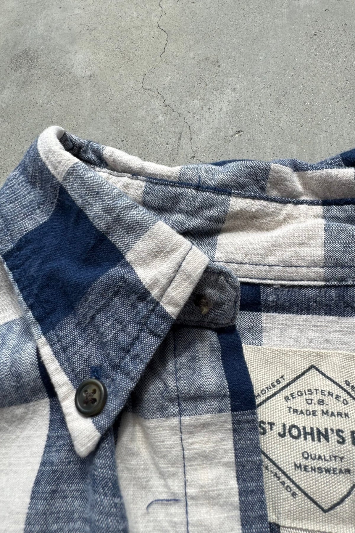 St. Johns Bay White & Blue Cropped Long Sleeve Button Up — 2000s (M) - Retrospective Store