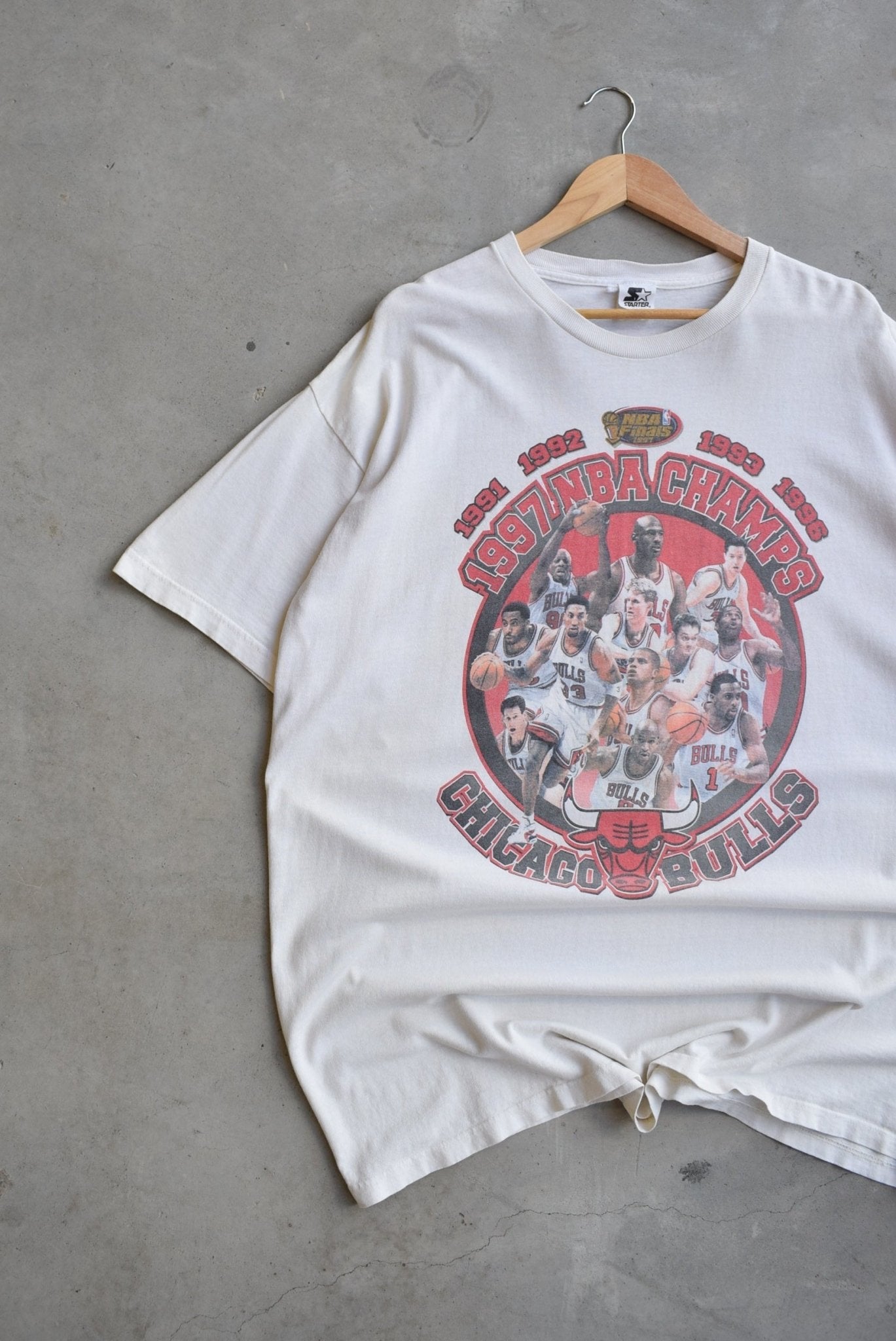 Starter x NBA Chicago Bulls Champions White Graphic Tee — 1997 (XL/XXL) - Retrospective Store