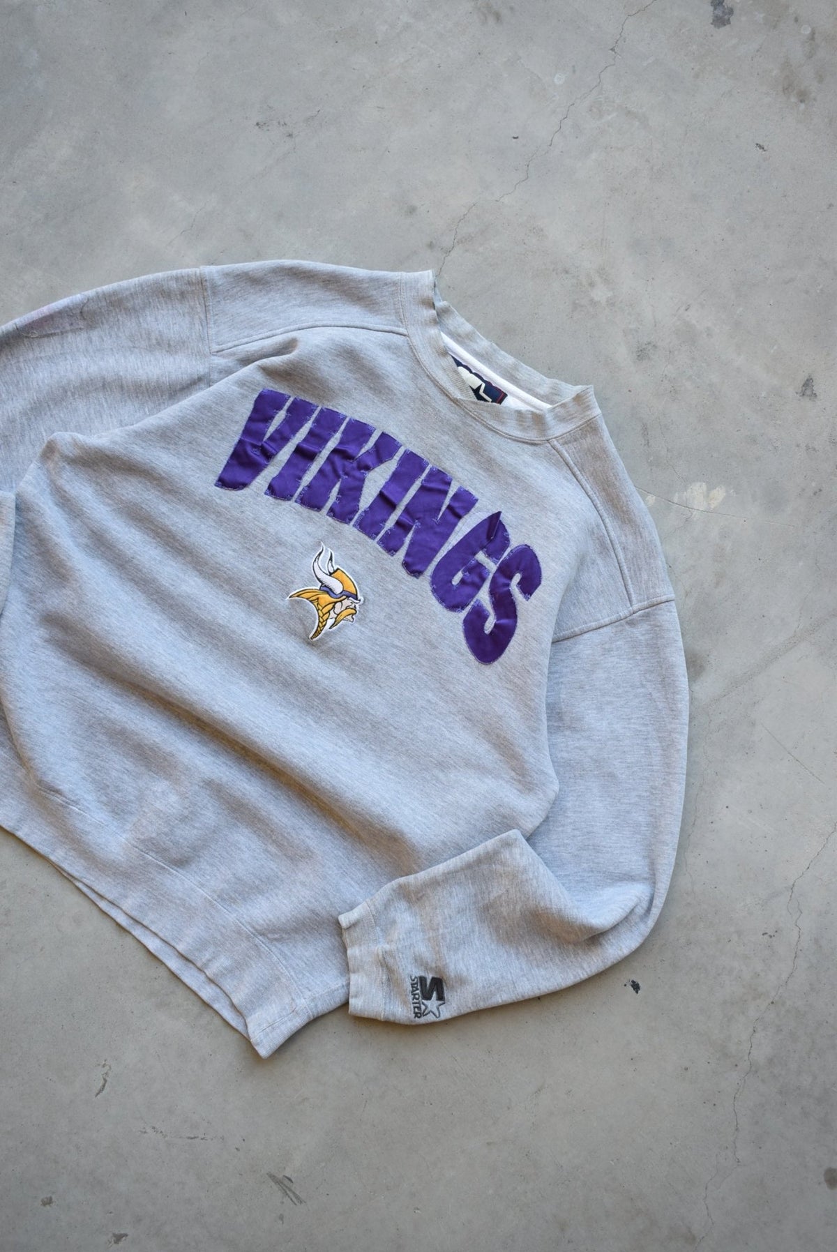 Starter x NFL Minnesota Vikings Grey Embroidered Crewneck — 2000s (M) - Retrospective Store