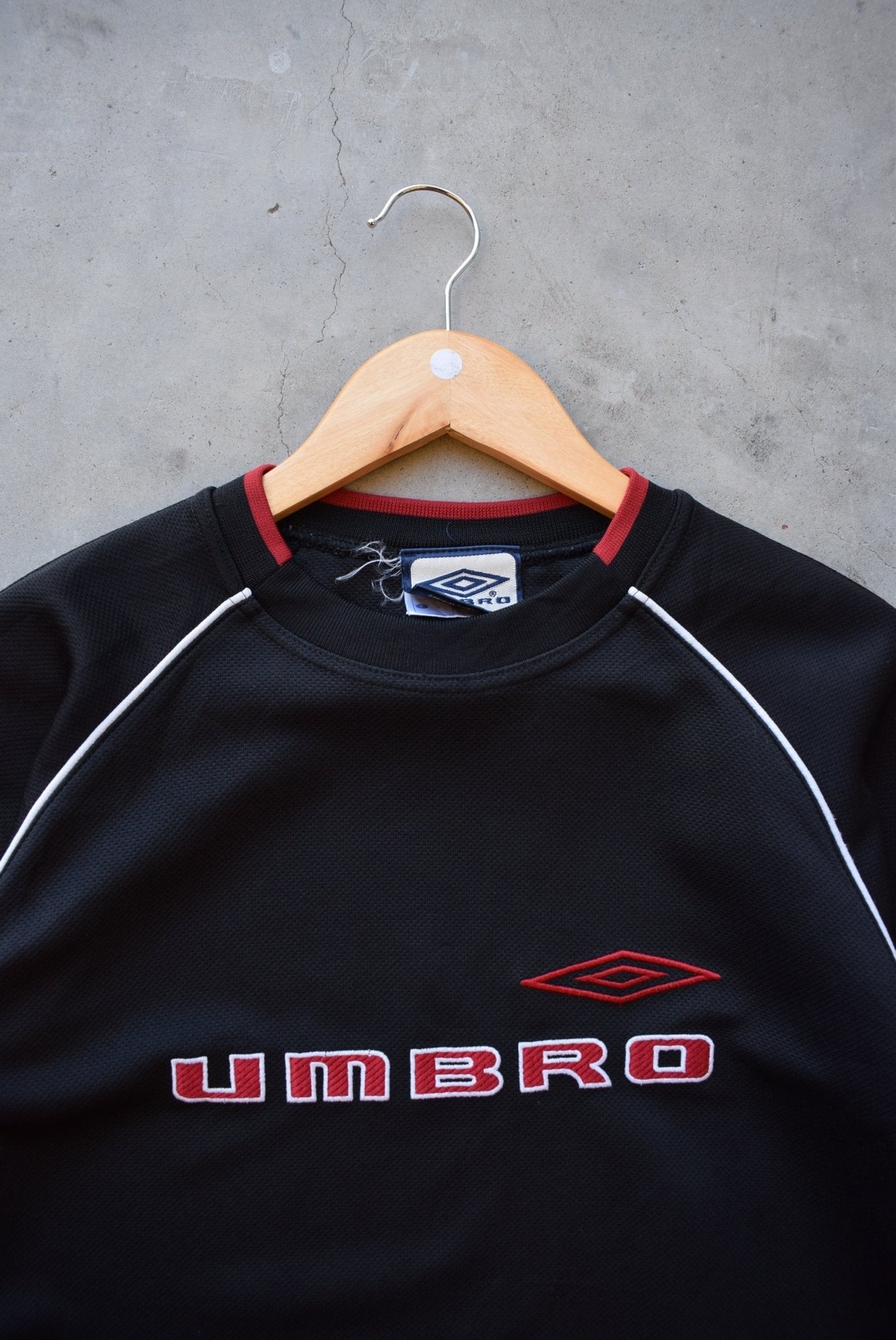 Umbro Black & Red Embroidered Spellout Crewneck — 2000s (L) - Retrospective Store