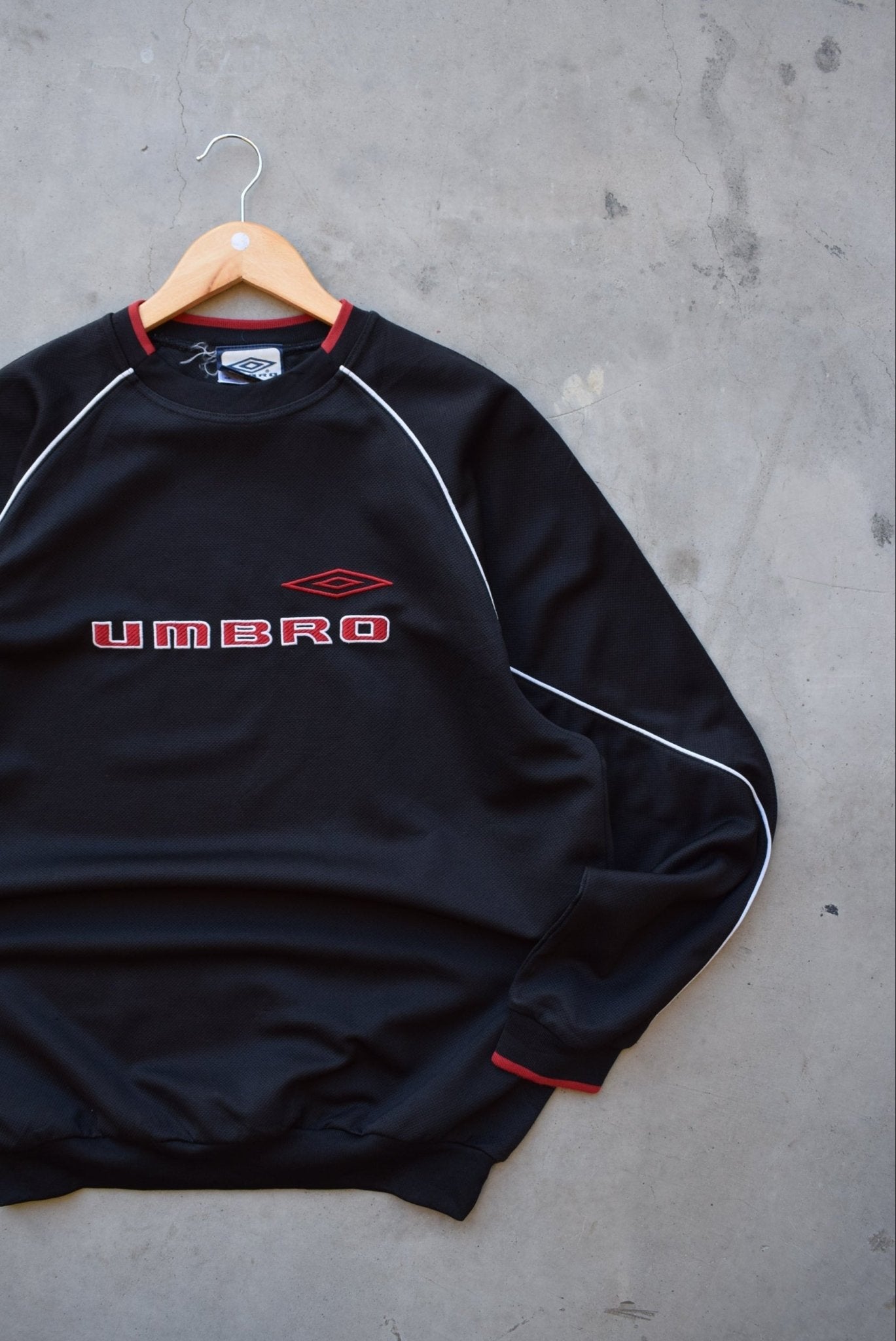 Umbro Black & Red Embroidered Spellout Crewneck — 2000s (L) - Retrospective Store