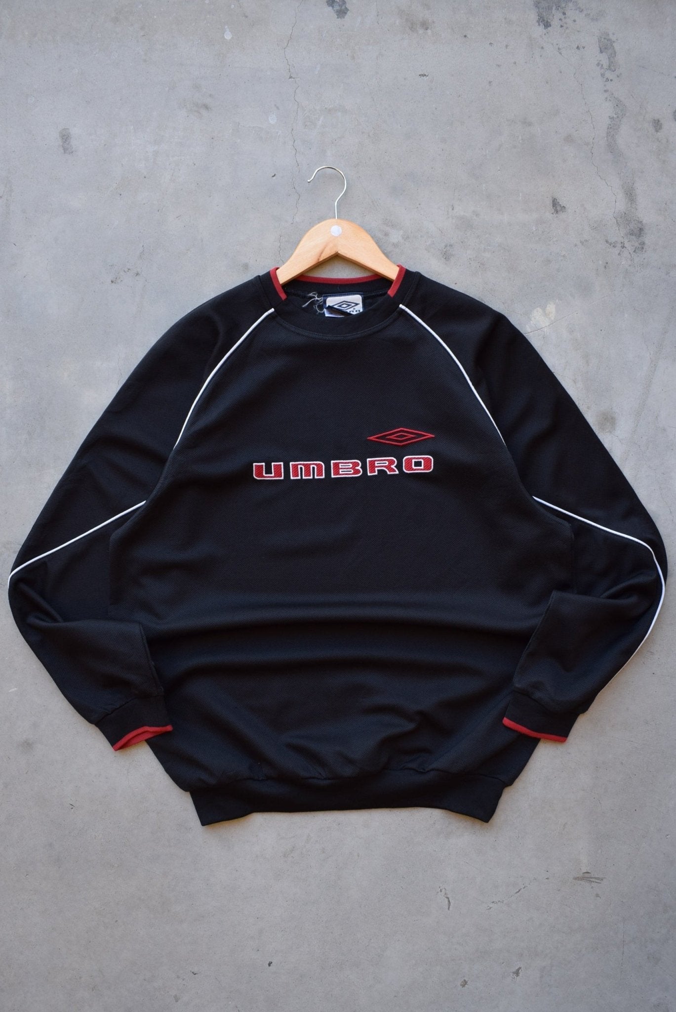 Umbro Black & Red Embroidered Spellout Crewneck — 2000s (L) - Retrospective Store