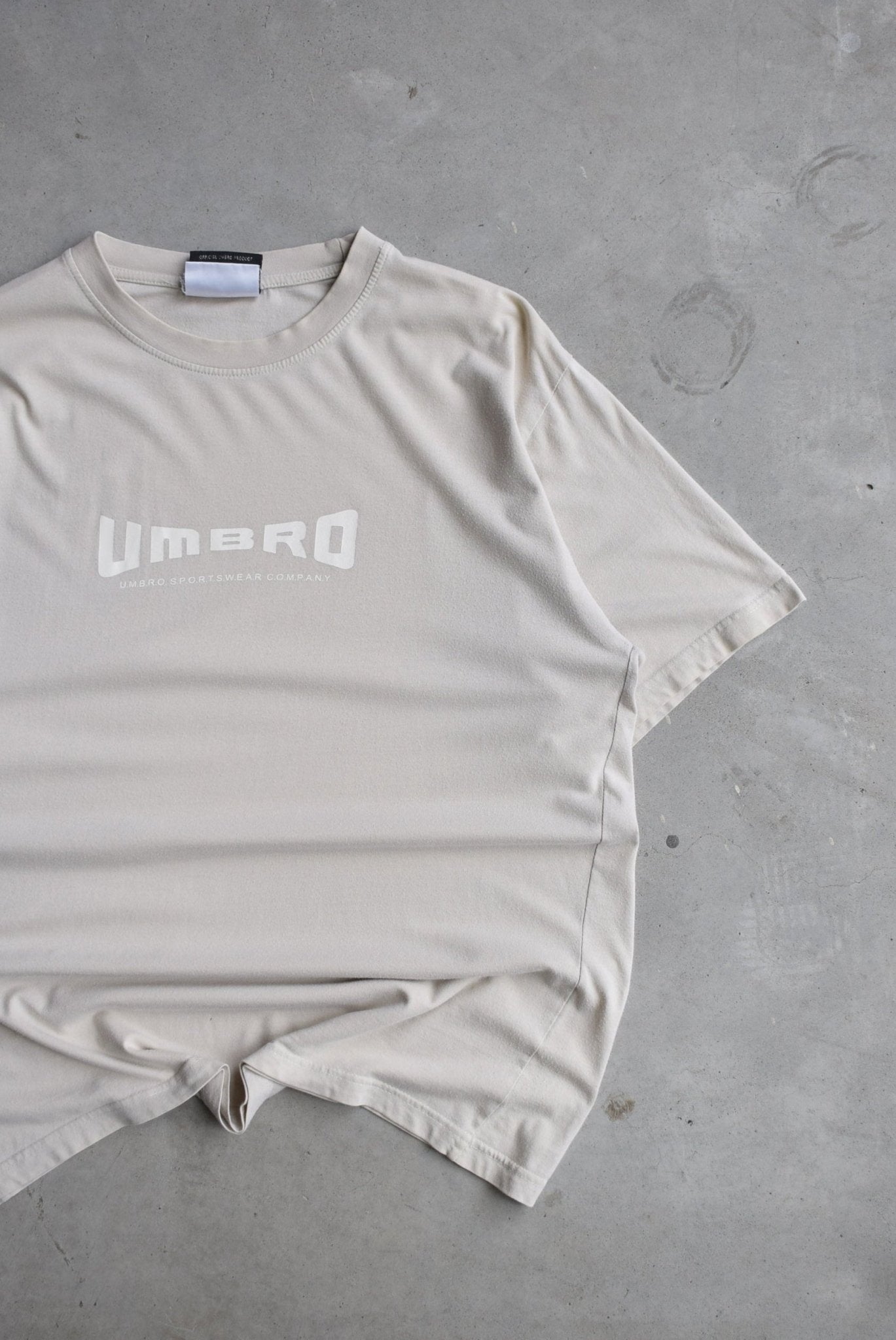 Umbro Cream Spellout Tee — 2000s (L) - Retrospective Store