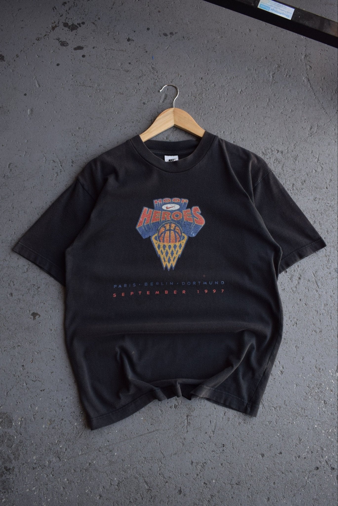 Vintage 1997 Nike Hoop Heroes Tee (S) - Retrospective Store