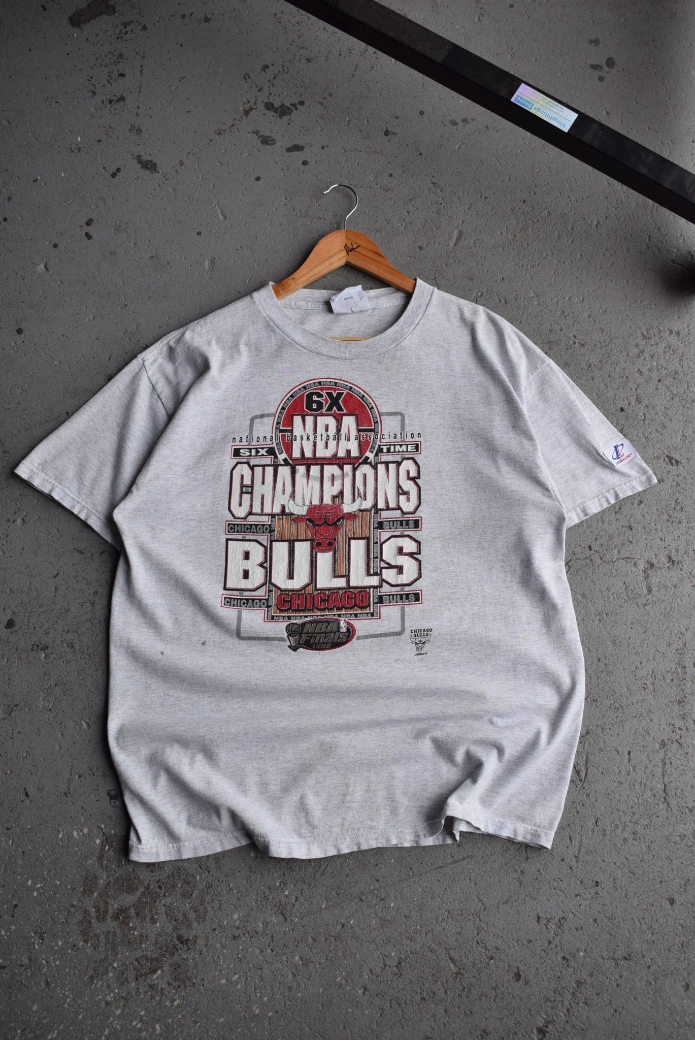 Vintage 1998 NBA Chicago Bulls 6x Champions Tee (L) - Retrospective Store