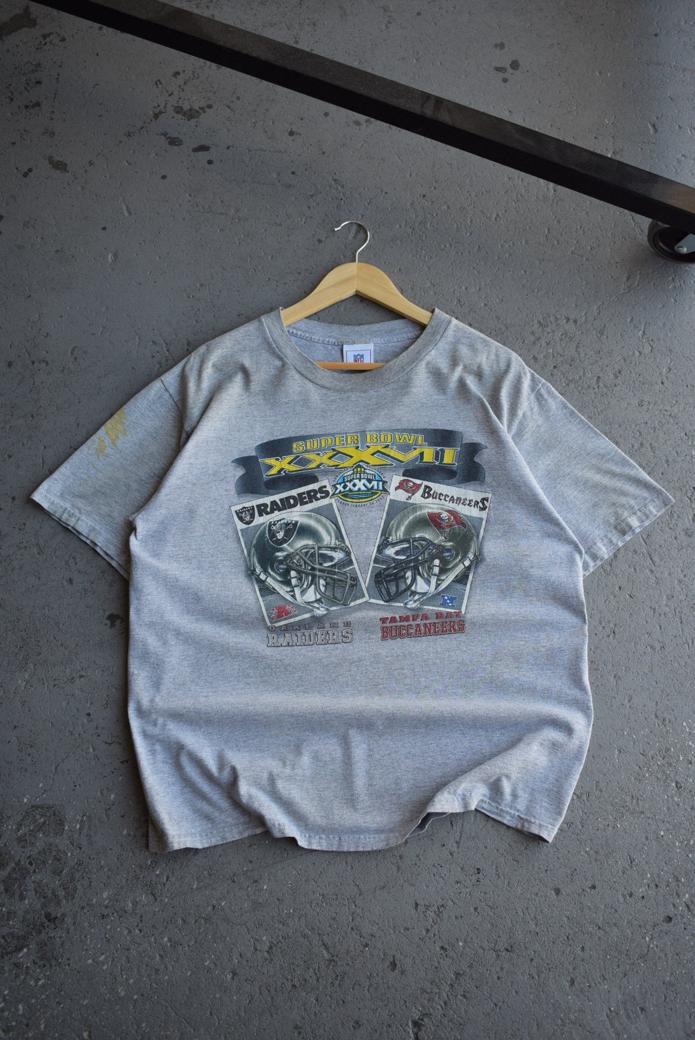 Vintage 2003 NFL Raiders vs Buccaneers Superbowl XXXVII Tee (L) - Retrospective Store