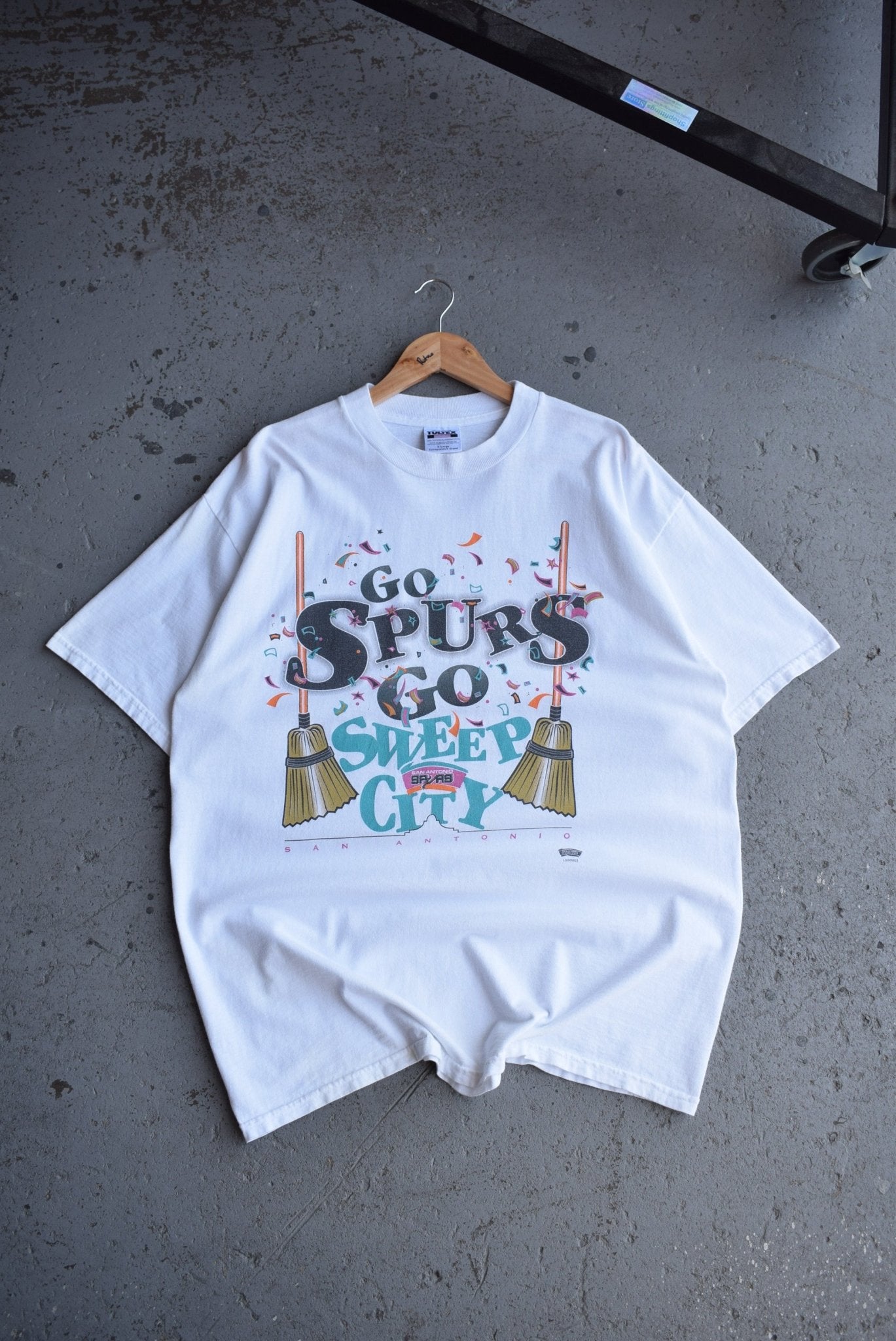Vintage 90s NBA San Antonio Spurs Sweep City Tee (XL) - Retrospective Store