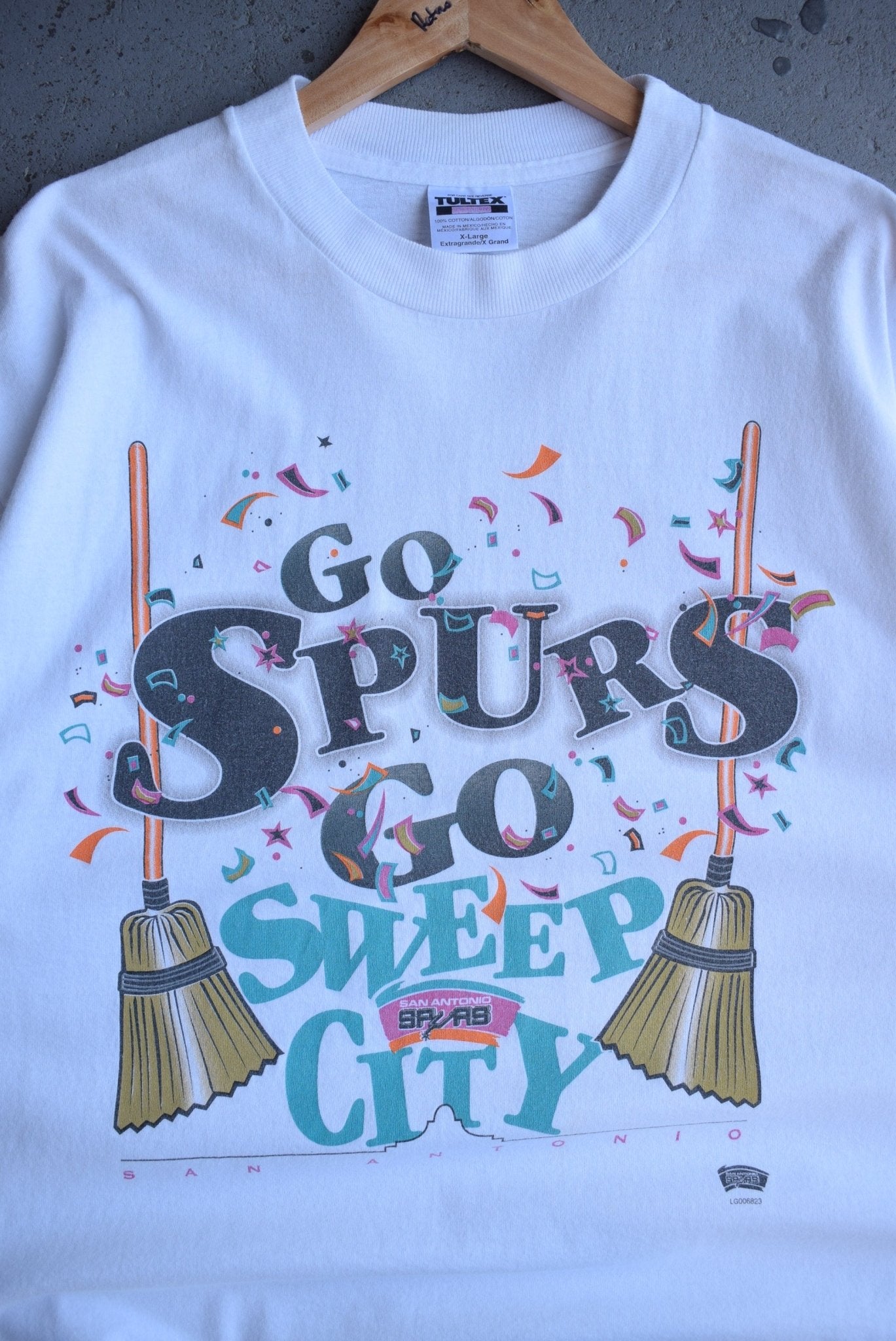 Vintage 90s NBA San Antonio Spurs Sweep City Tee (XL) - Retrospective Store