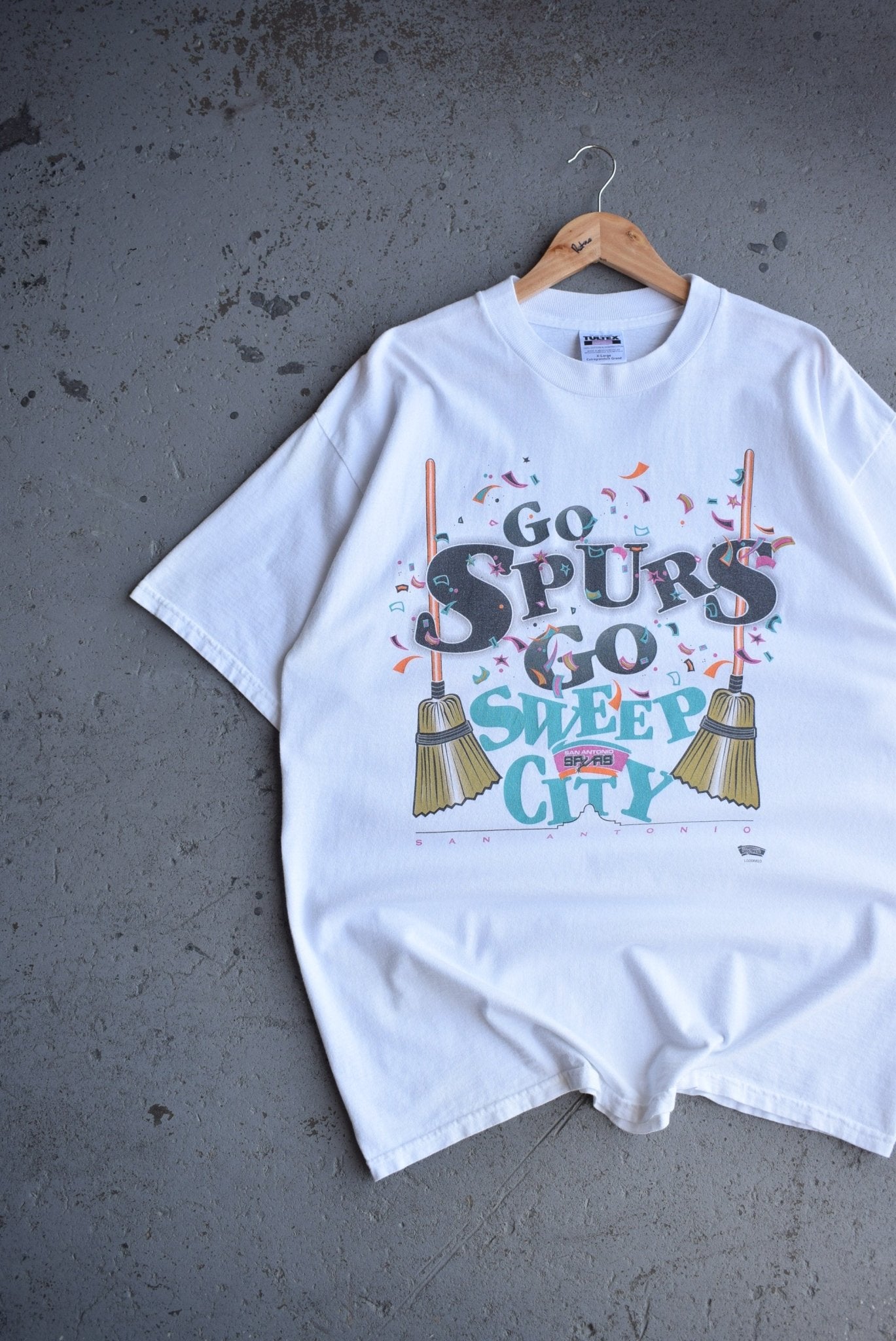 Vintage 90s NBA San Antonio Spurs Sweep City Tee (XL) - Retrospective Store