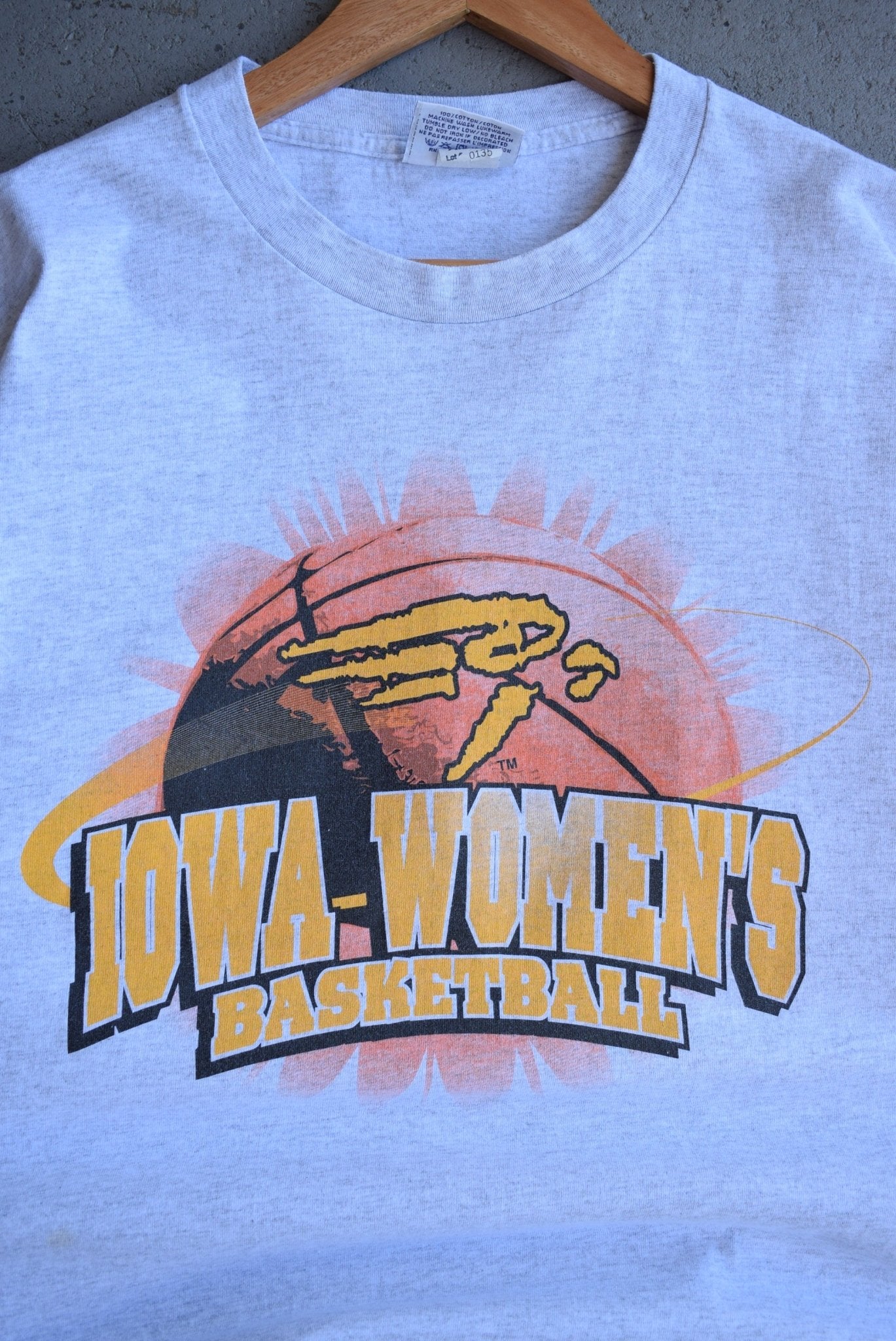 Vintage 90s Reebok x Iowa Hawks Basketball Tee (L) - Retrospective Store