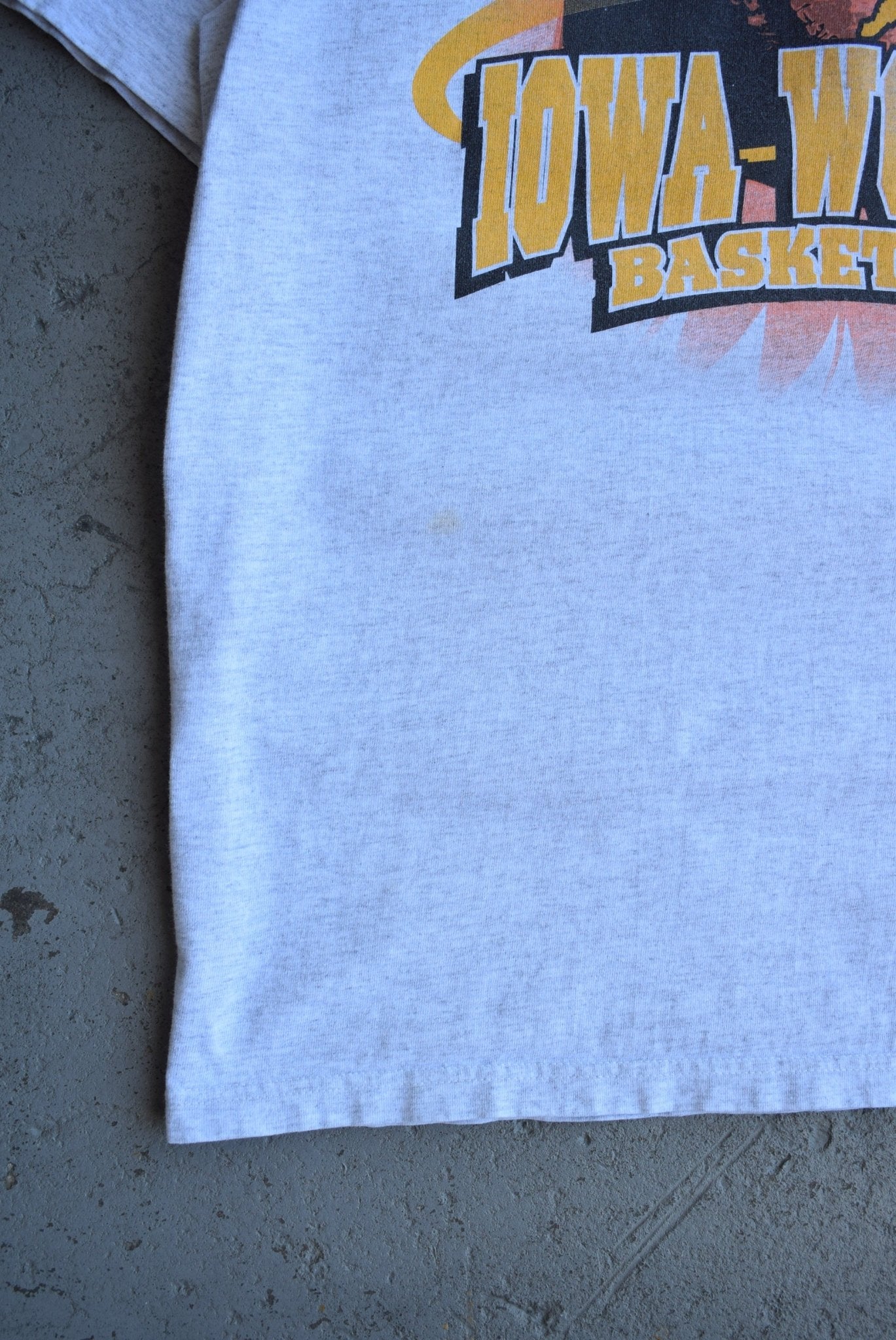 Vintage 90s Reebok x Iowa Hawks Basketball Tee (L) - Retrospective Store