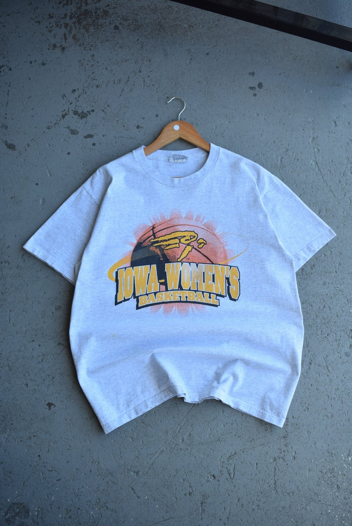 Vintage 90s Reebok x Iowa Hawks Basketball Tee (L) - Retrospective Store
