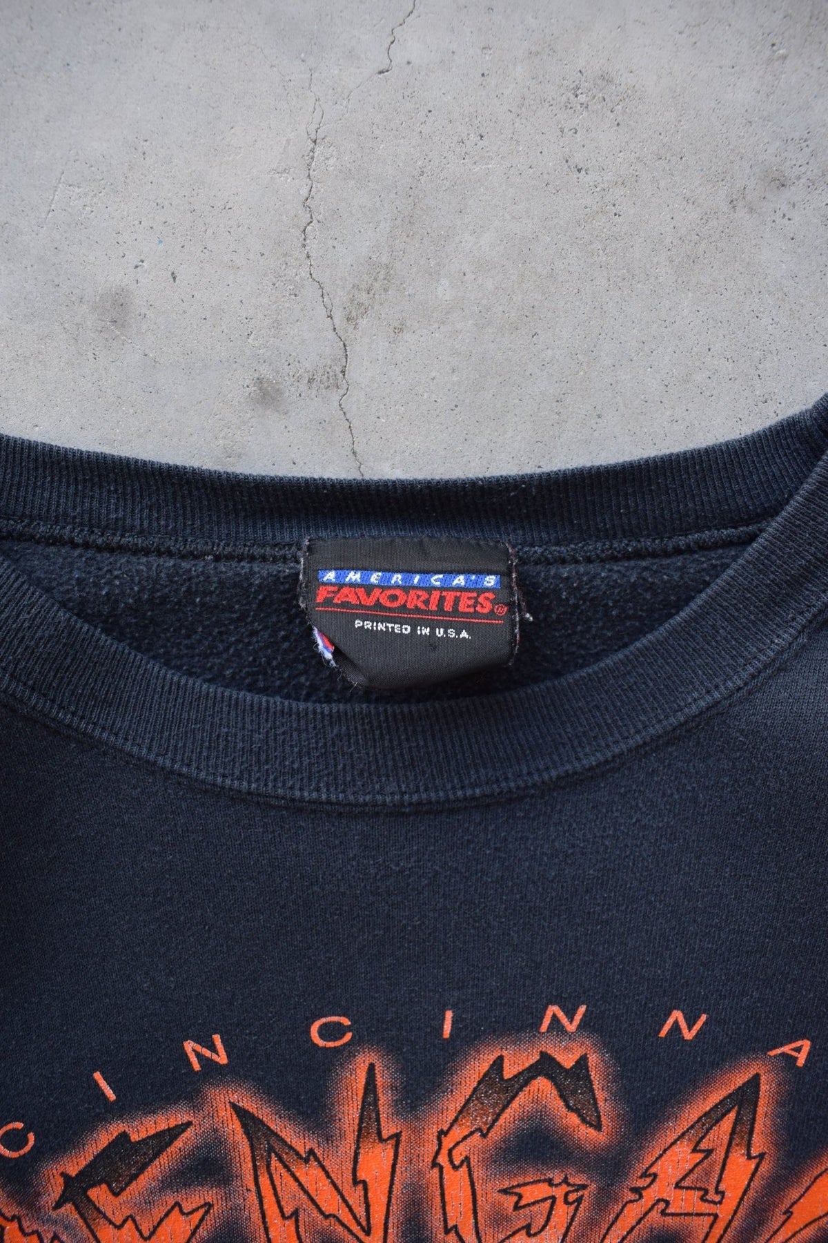 Warner Bros. x NFL Cincinnati Bengals Black Graphic Crewneck — 1995 (L) - Retrospective Store
