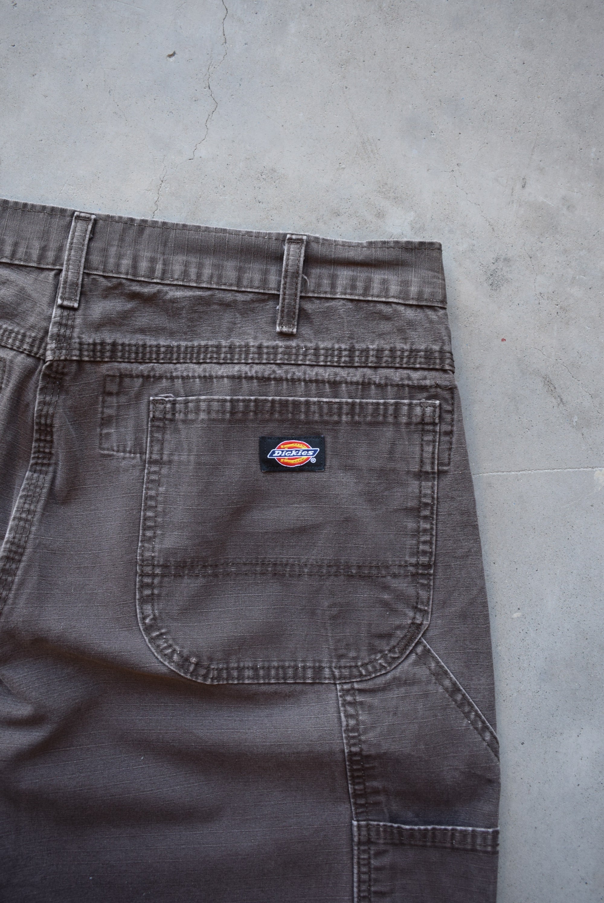 Dickies Brown Carpenter Shorts — 2000s (36) – Retrospective Store