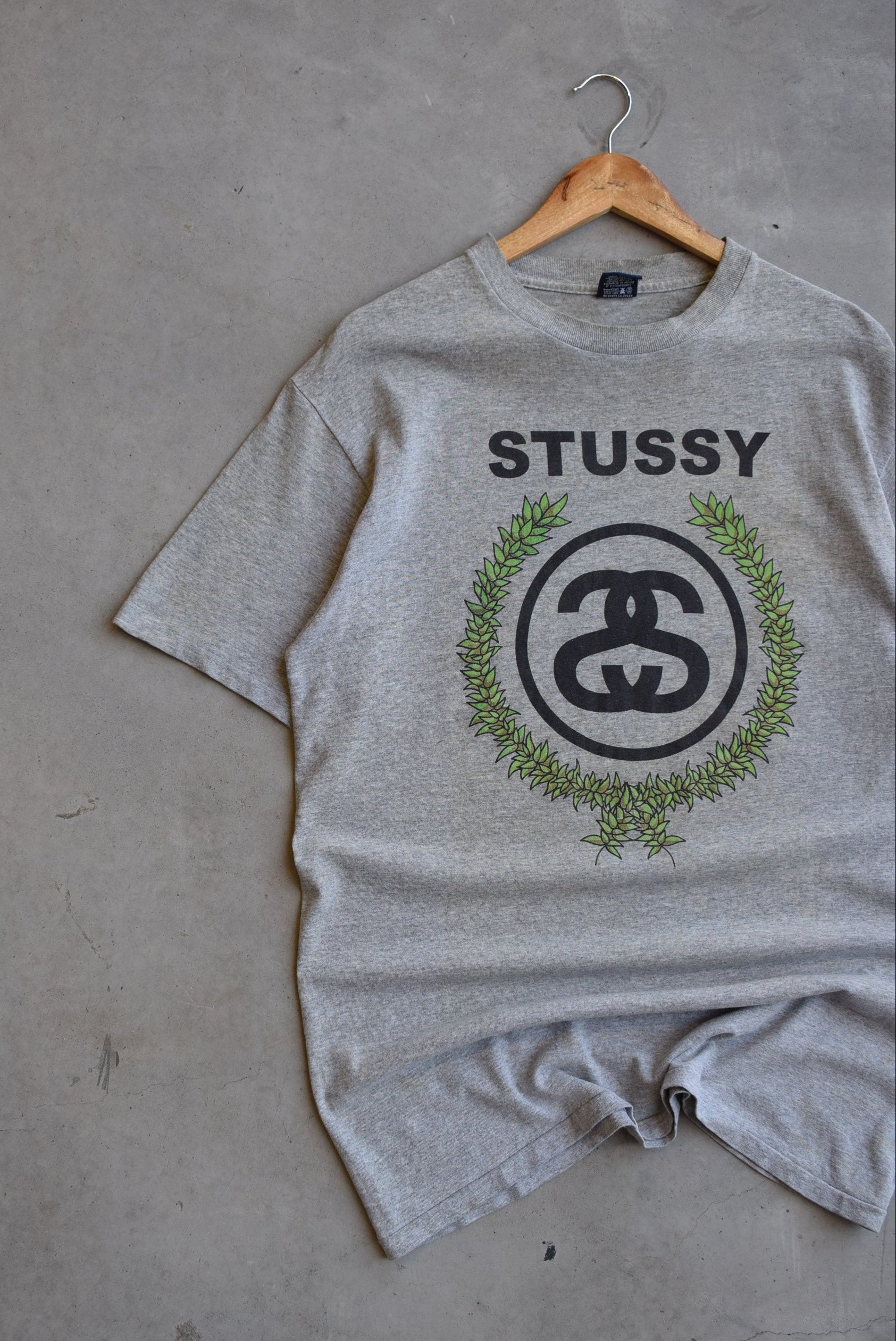 Stussy Grey Spellout Graphic Tee — 2000s (L) – Retrospective Store