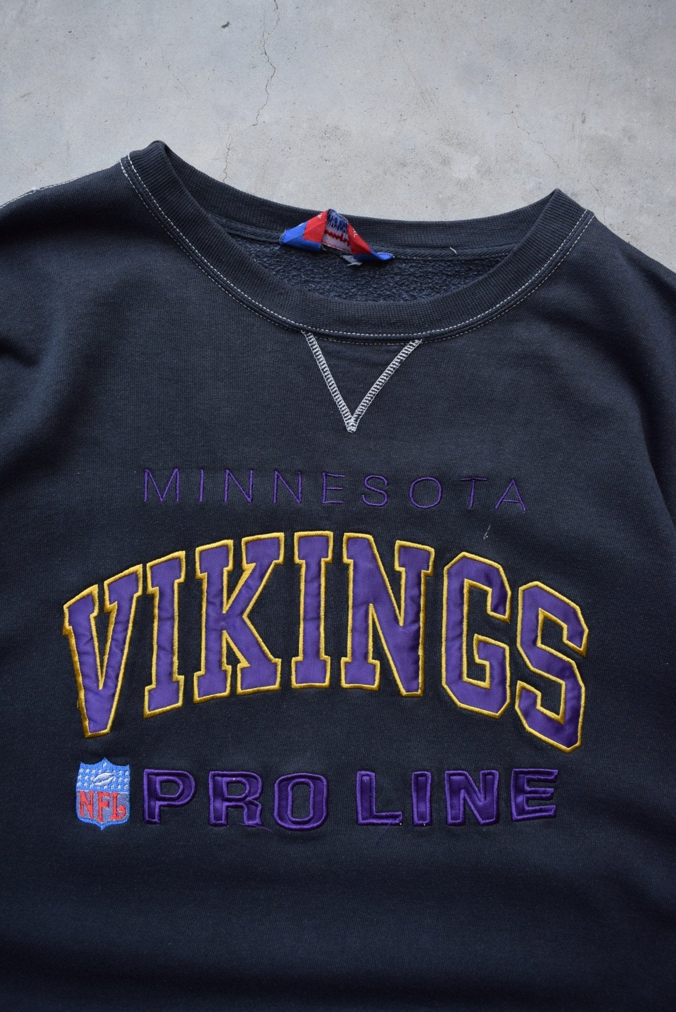 Champion Pro-Line x NFL Minnesota Vikings Black Embroidered Crewneck — 1990s (XL/XXL) - Retrospective Store