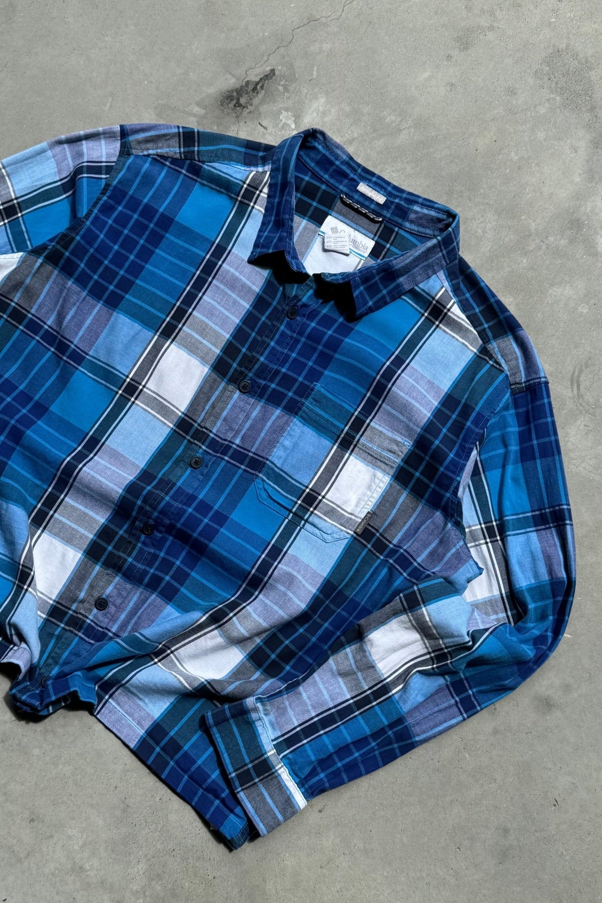 Columbia Blue Cropped Long Sleeve Button Up — 2000s (XL) - Retrospective Store