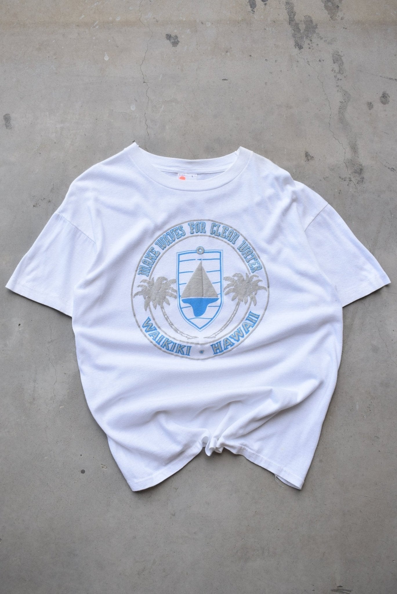 Hawaii Waikiki White Graphic Tee — 2000s (L) - Retrospective Store