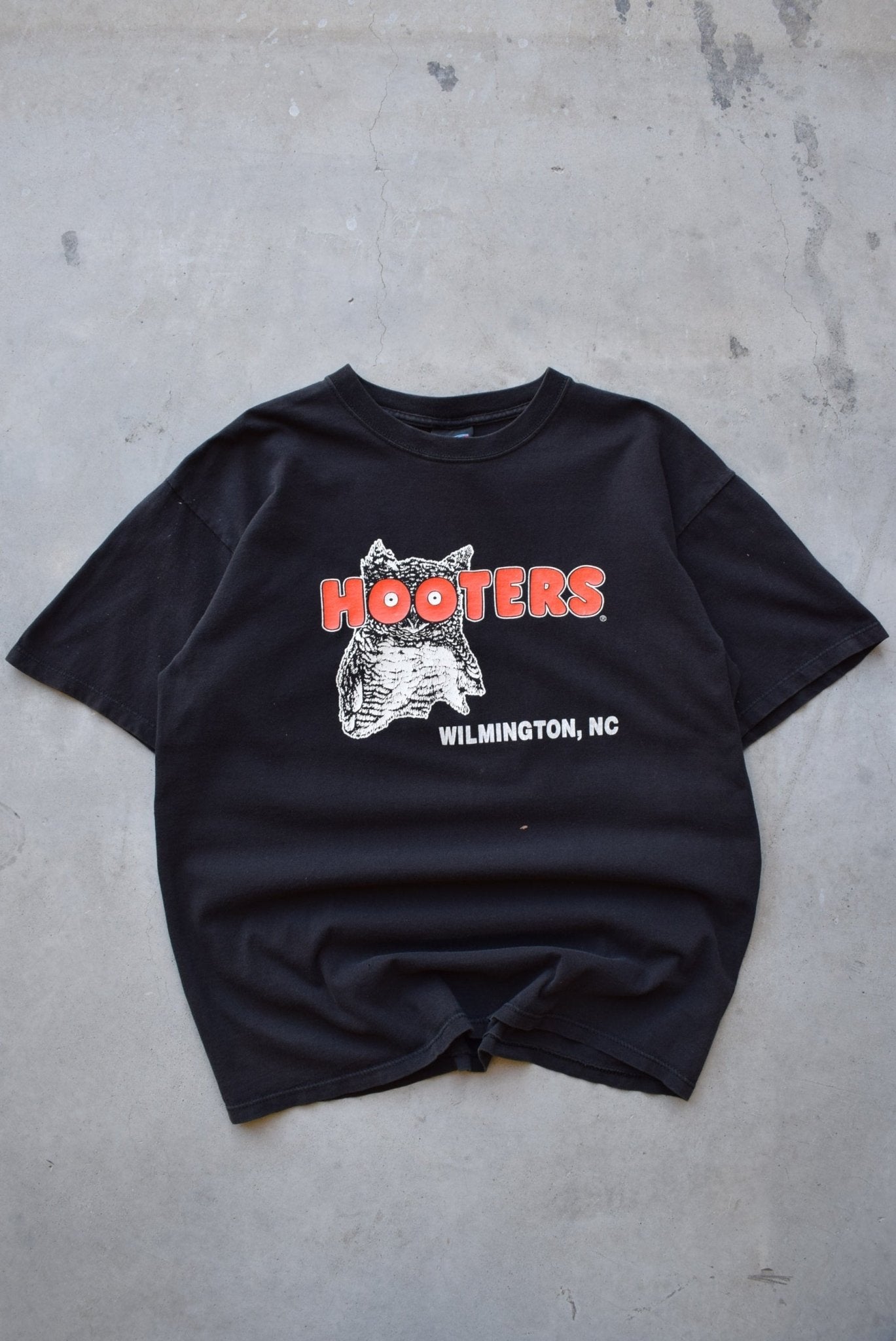 Hooters Black Graphic Tee — 1990s (L) - Retrospective Store