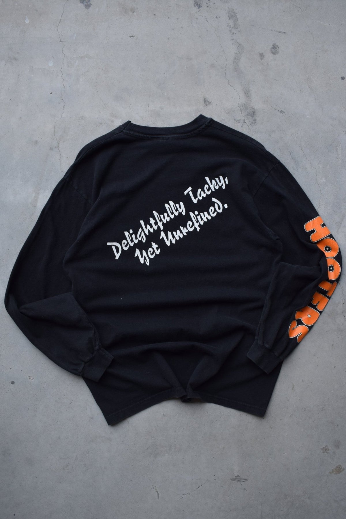 Hooters Black Long Sleeve Graphic Tee — 1990s (M) - Retrospective Store