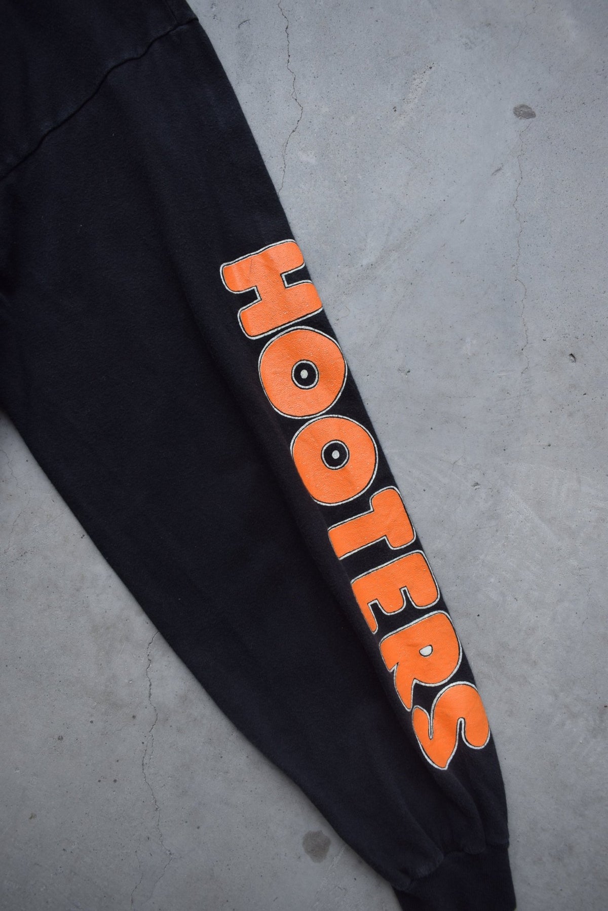 Hooters Black Long Sleeve Graphic Tee — 1990s (M) - Retrospective Store