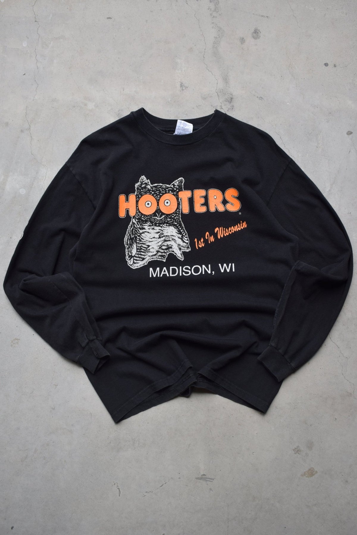Hooters Black Long Sleeve Graphic Tee — 1990s (M) - Retrospective Store